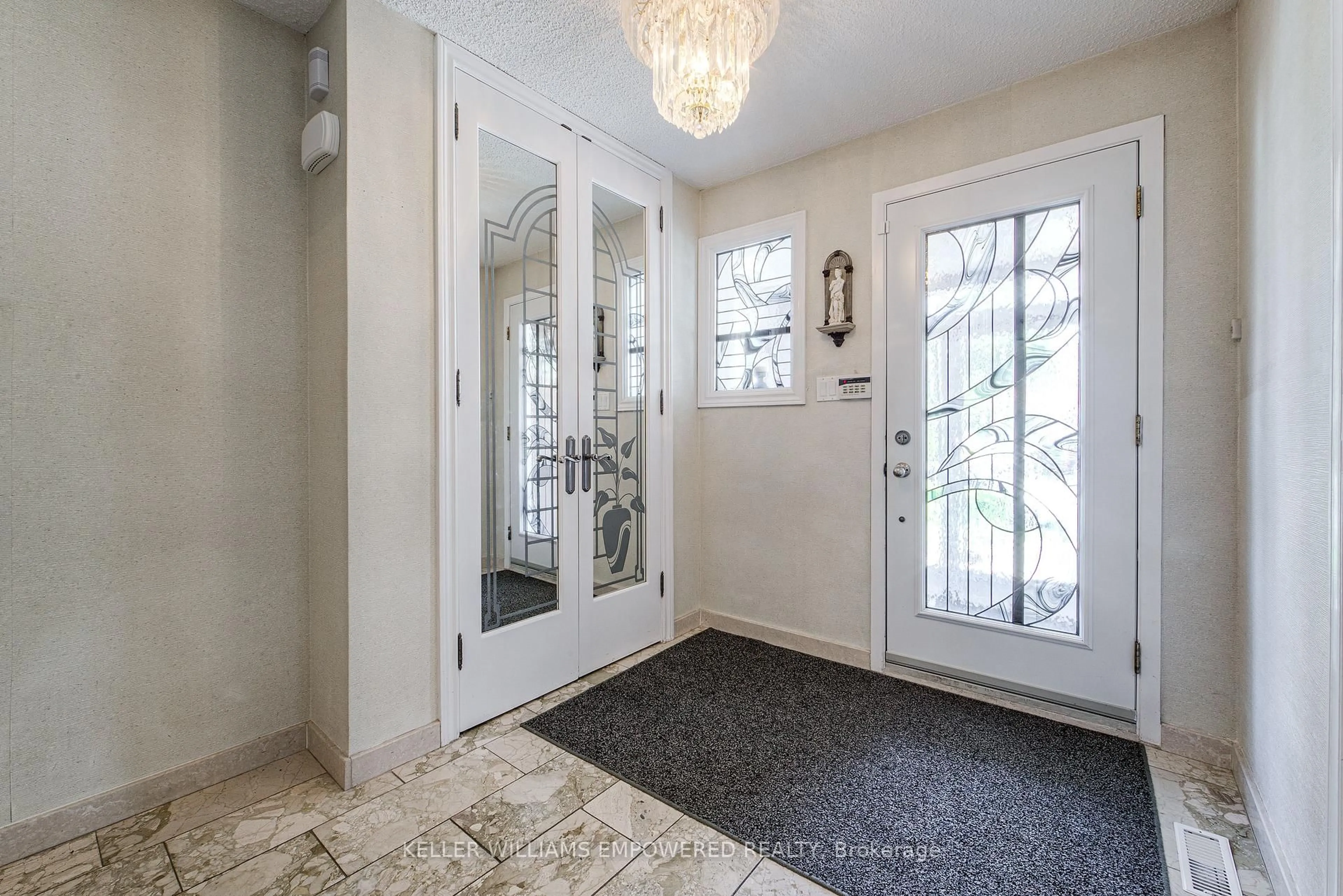 Indoor entryway for 79 Oakmount Cres, Vaughan Ontario L4K 2C2