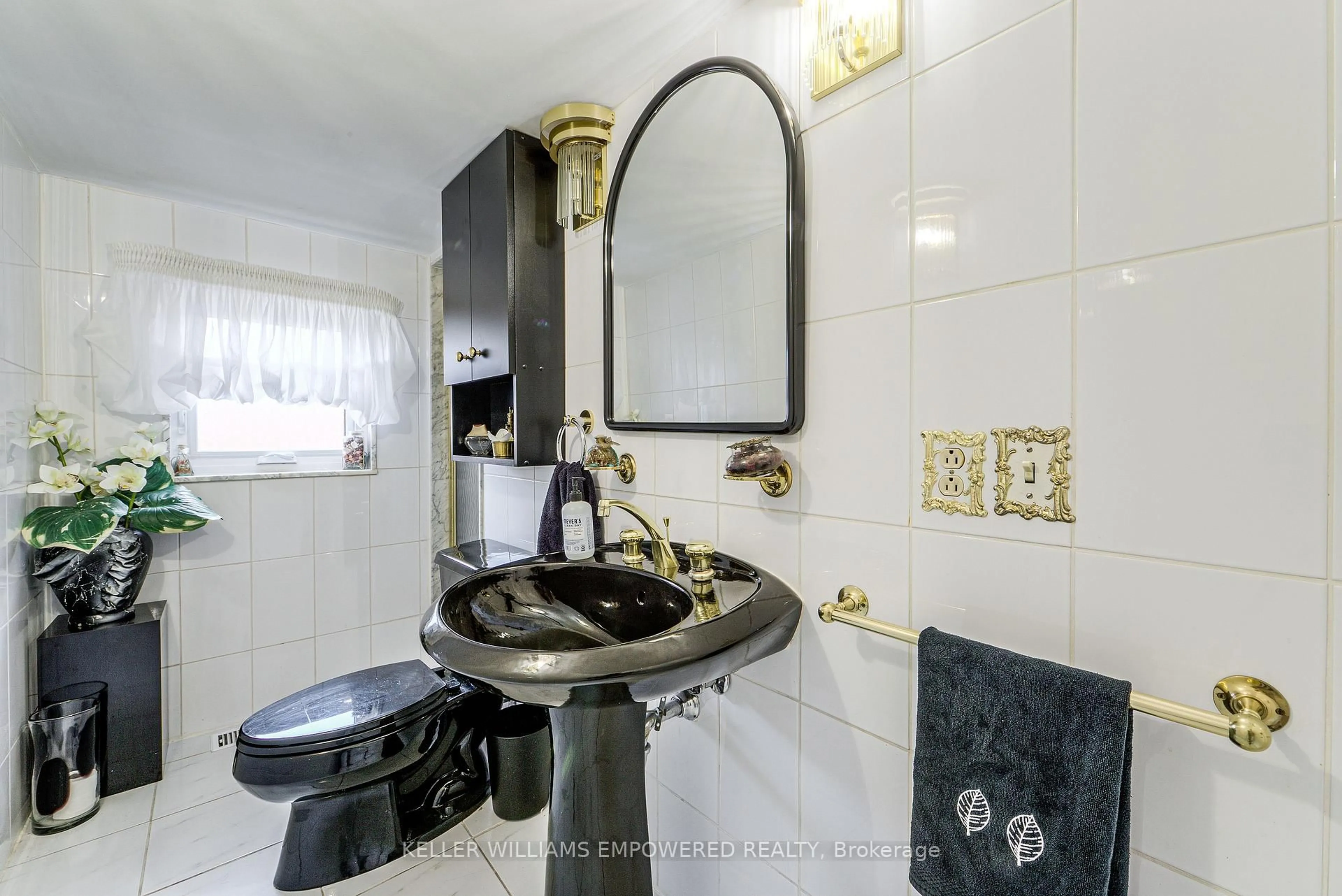 Standard bathroom, ceramic/tile floor for 79 Oakmount Cres, Vaughan Ontario L4K 2C2