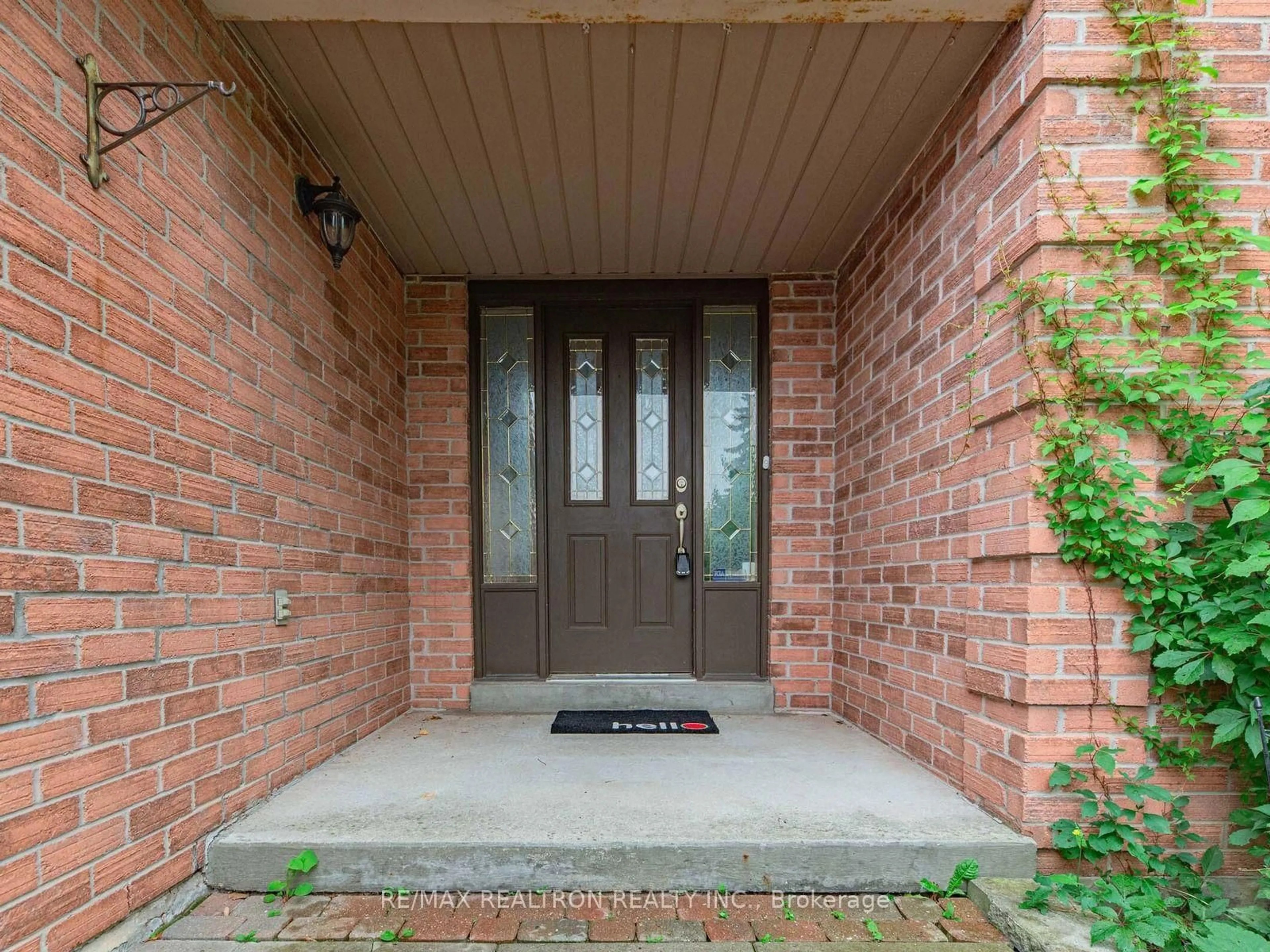Indoor entryway for 328 Salisbury Lane, Newmarket Ontario L3Y 8A6