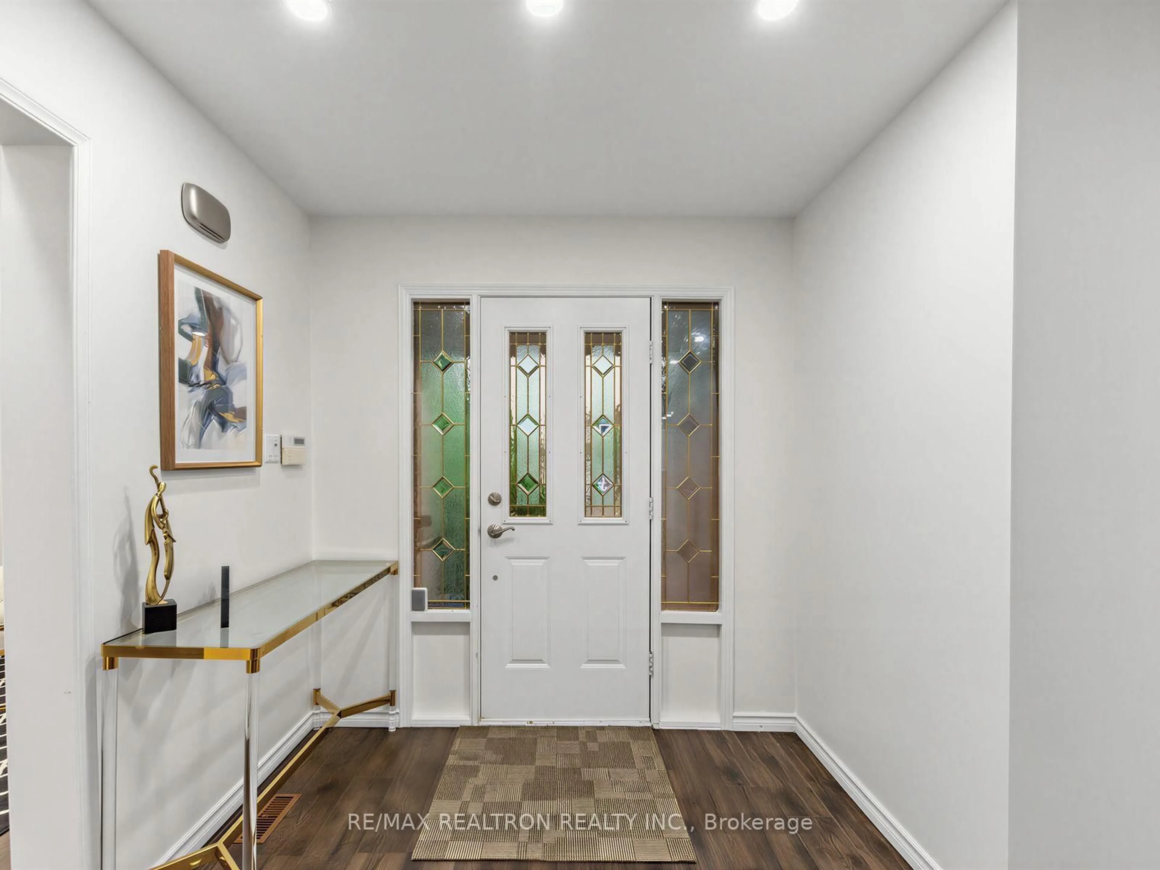 Indoor entryway for 328 Salisbury Lane, Newmarket Ontario L3Y 8A6
