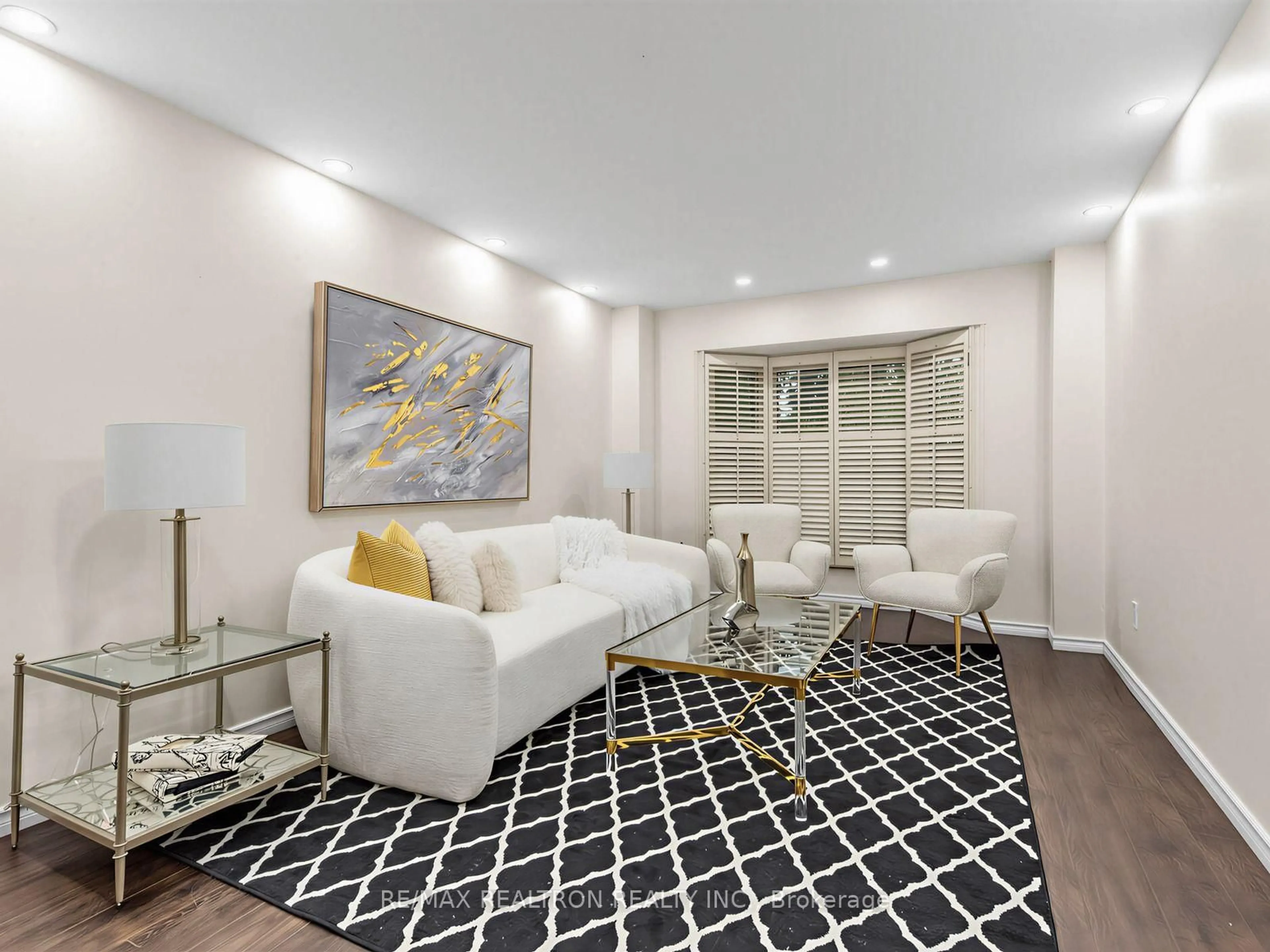 Living room with furniture, unknown for 328 Salisbury Lane, Newmarket Ontario L3Y 8A6