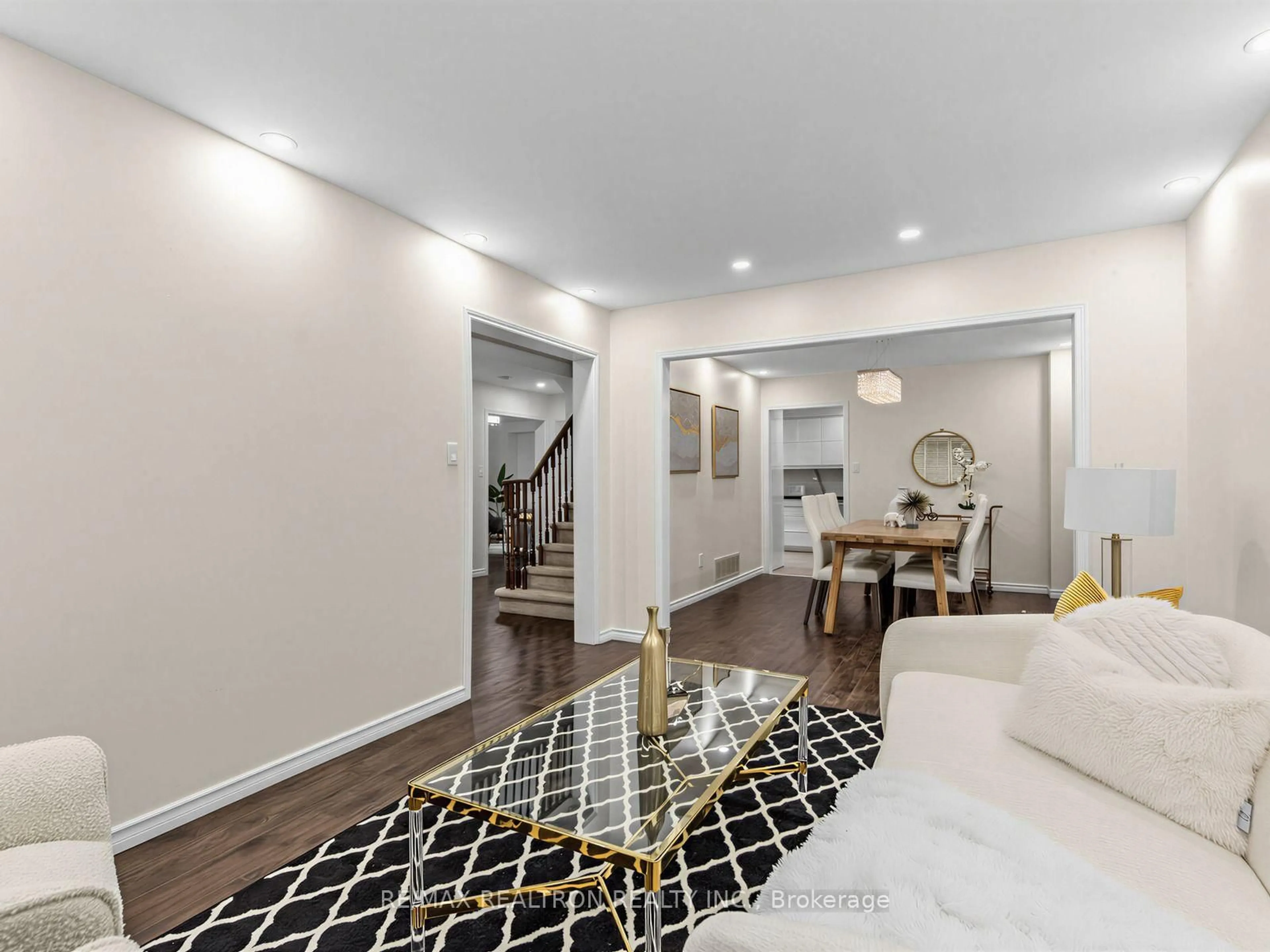 Living room with furniture, unknown for 328 Salisbury Lane, Newmarket Ontario L3Y 8A6
