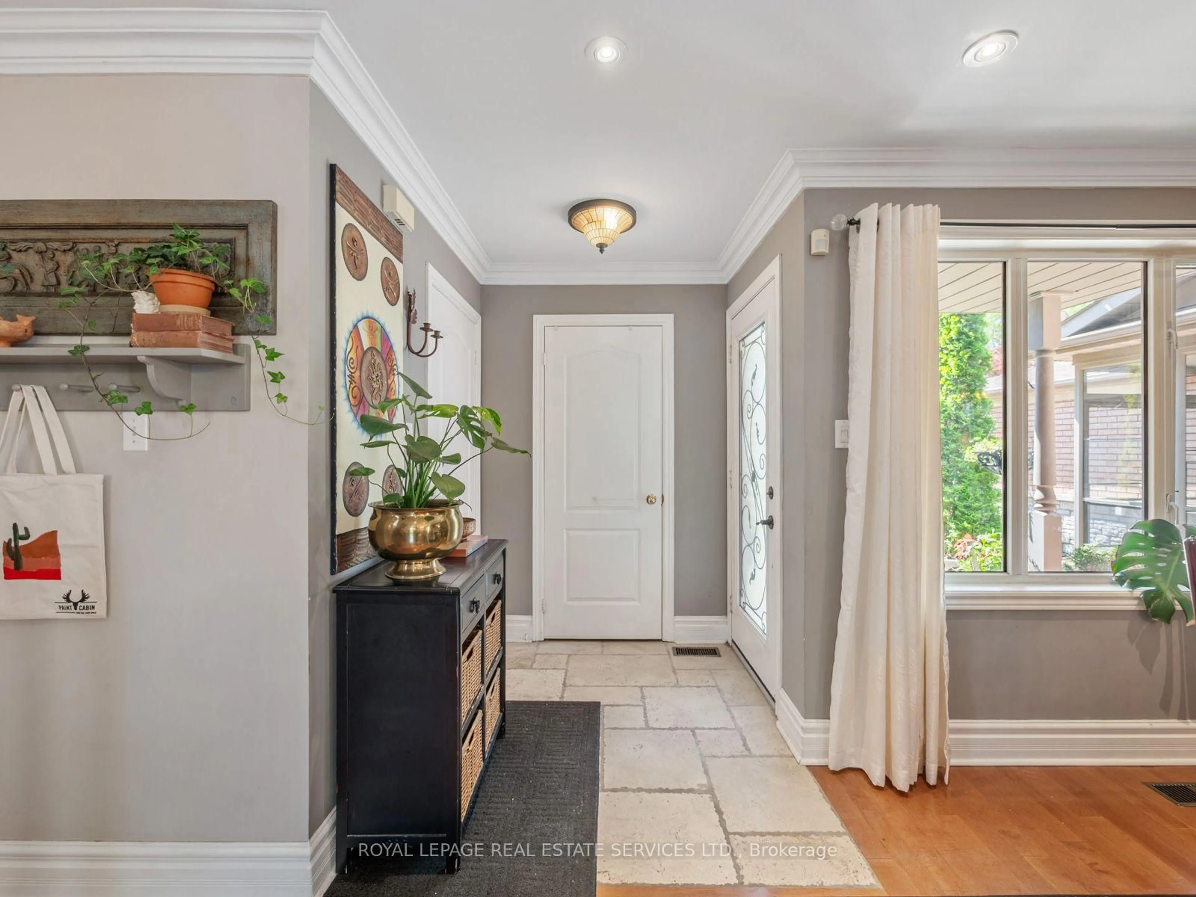 Indoor entryway for 84 Sandway Cres, Vaughan Ontario L6A 2M3