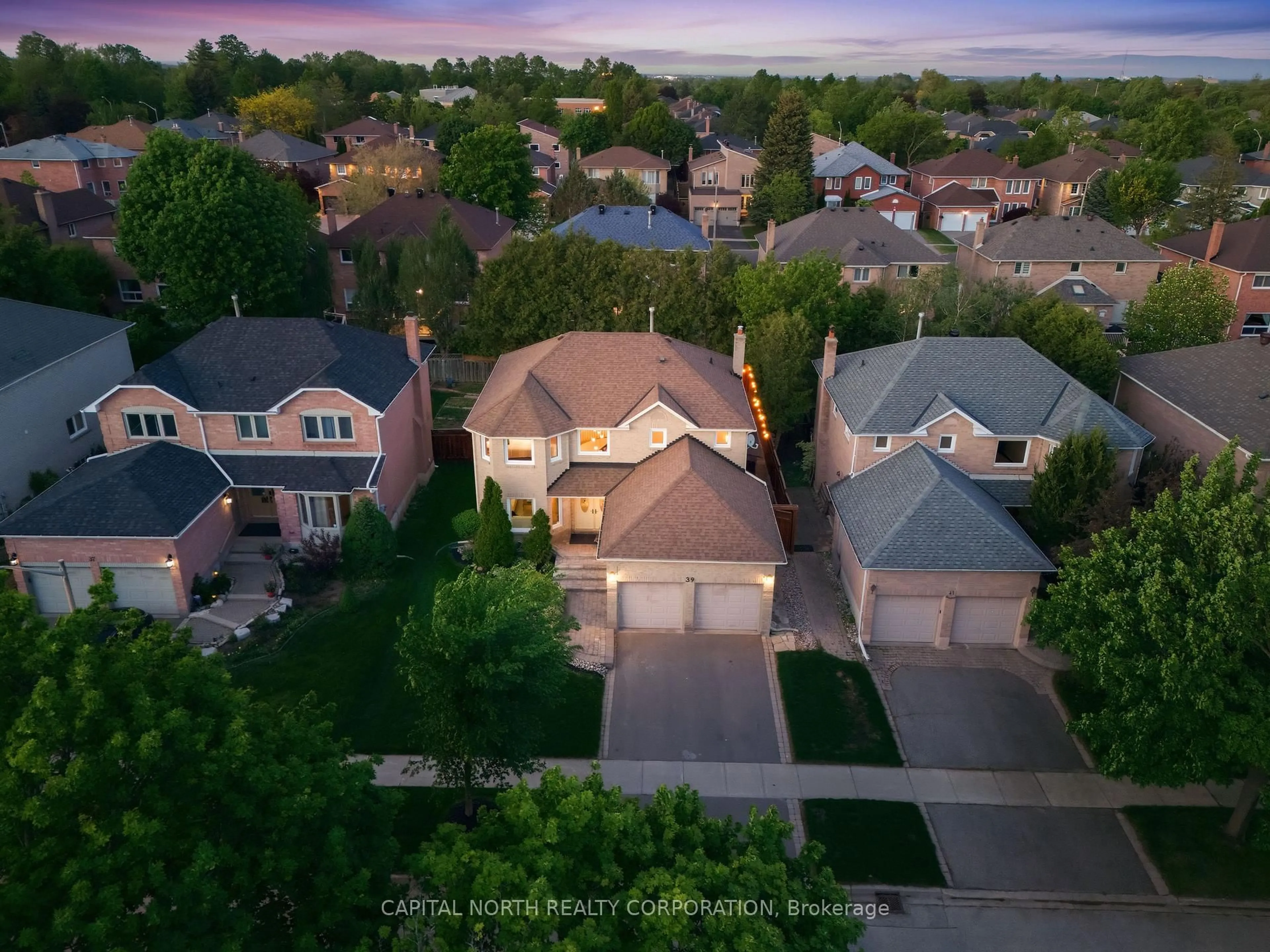 A pic from outside/outdoor area/front of a property/back of a property/a pic from drone, street for 39 Waterhouse Way, Richmond Hill Ontario L4C 9H5