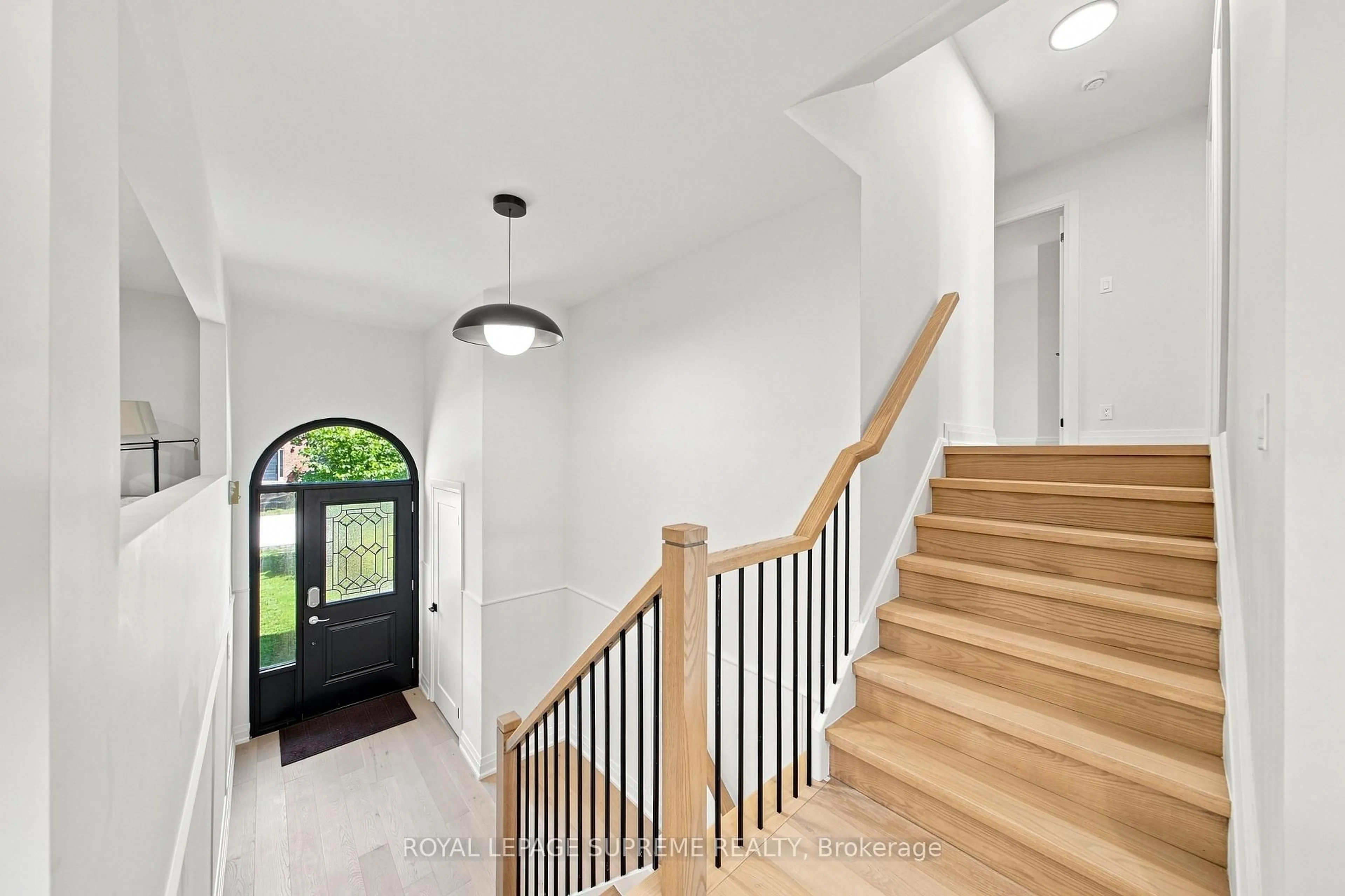 Indoor entryway for 26 Crown Cres, Bradford West Gwillimbury Ontario L3Z 2M6