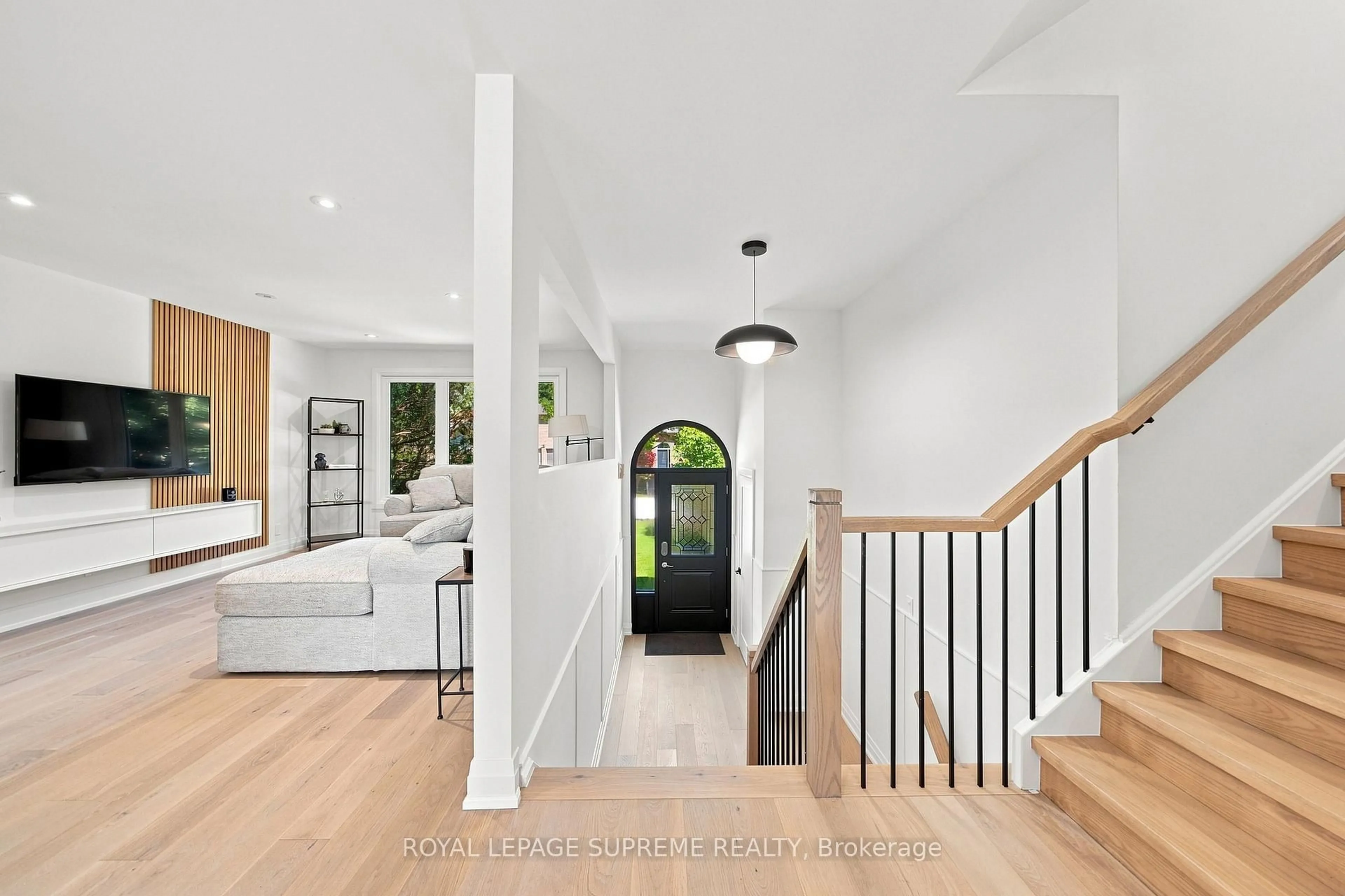 Indoor entryway for 26 Crown Cres, Bradford West Gwillimbury Ontario L3Z 2M6