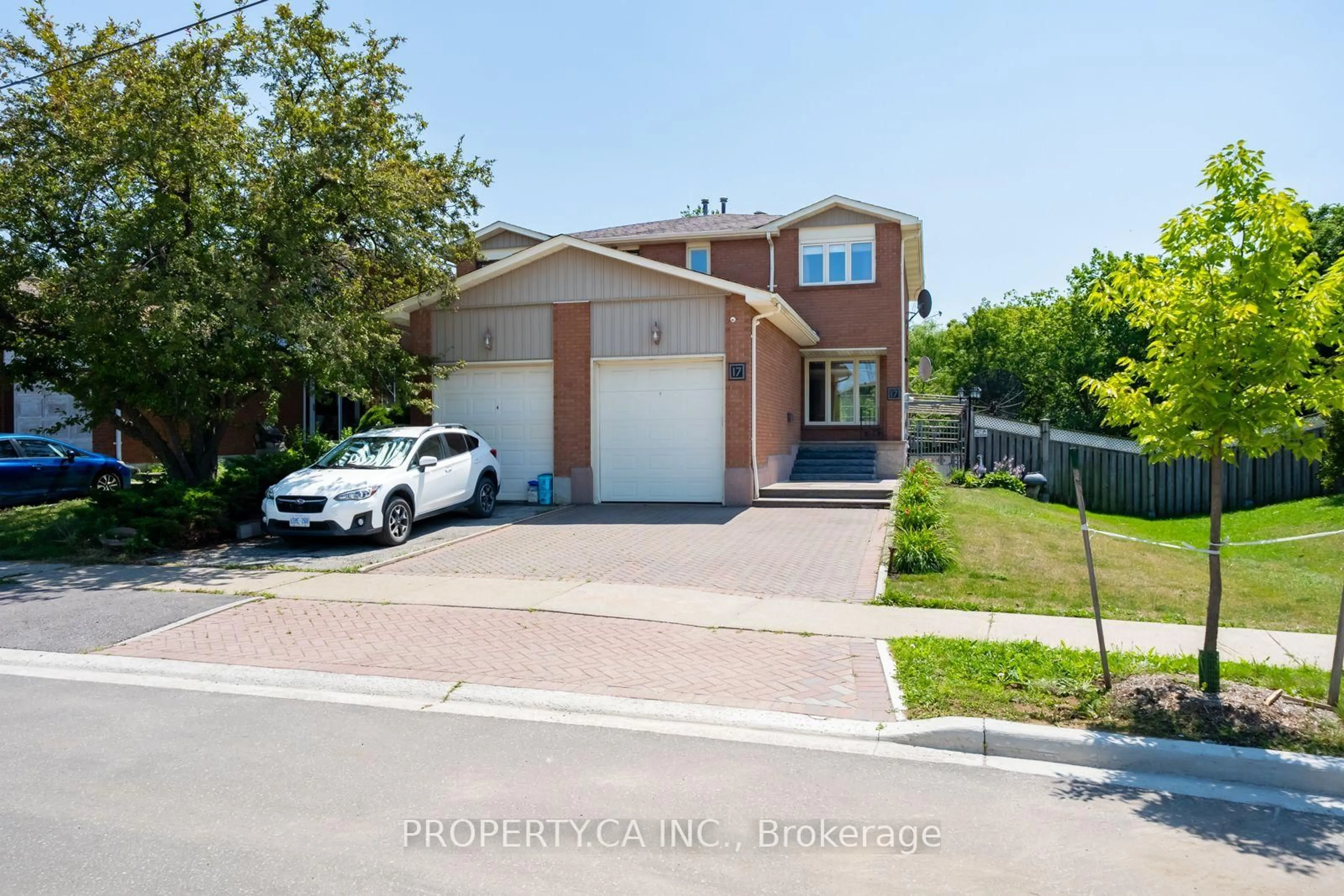 A pic from outside/outdoor area/front of a property/back of a property/a pic from drone, street for 17 Boyne Highlands Crt, Vaughan Ontario L4K 1K4
