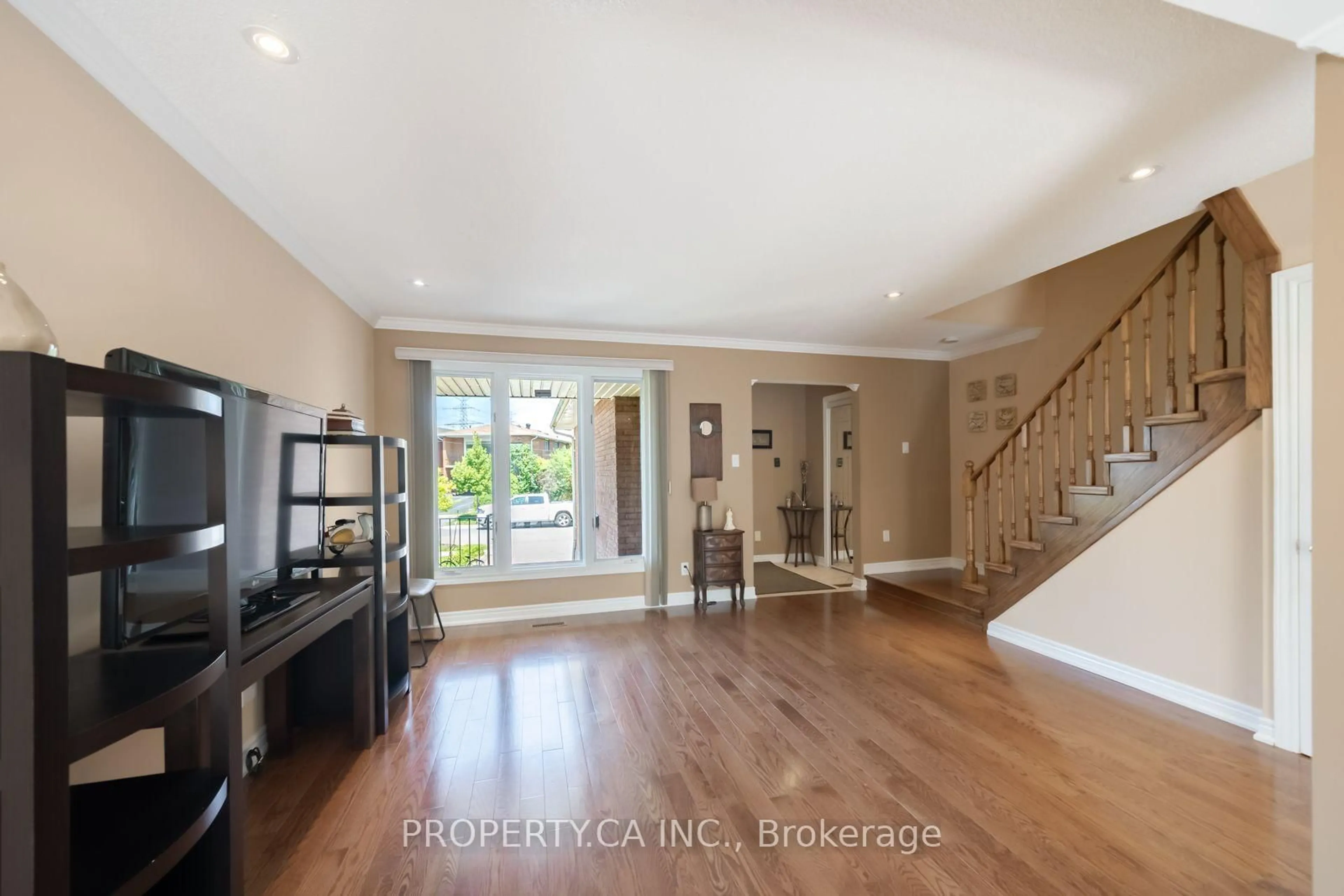 Indoor foyer for 17 Boyne Highlands Crt, Vaughan Ontario L4K 1K4
