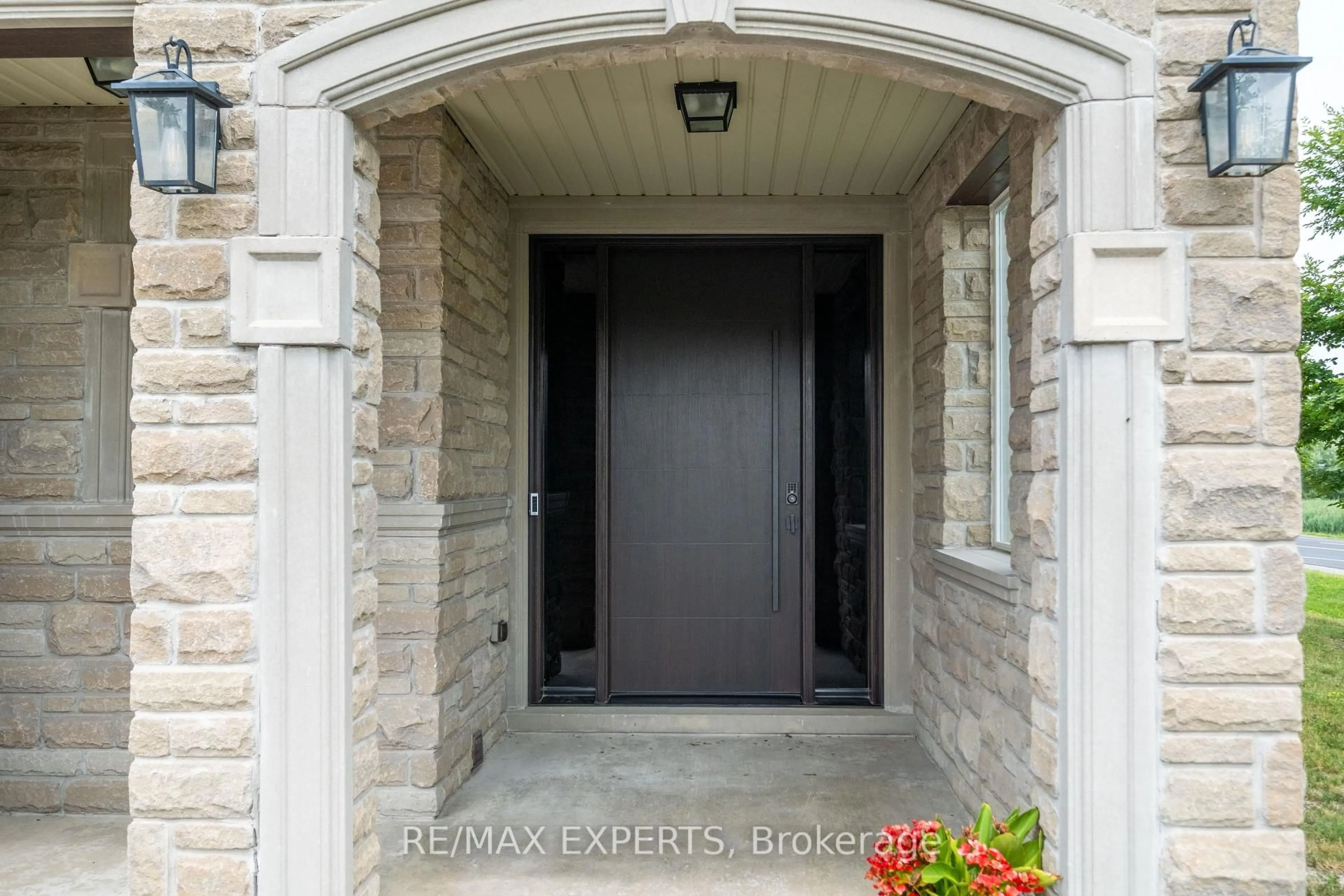Indoor entryway for 12 Valley Point Cres, King Ontario L7B 0B7