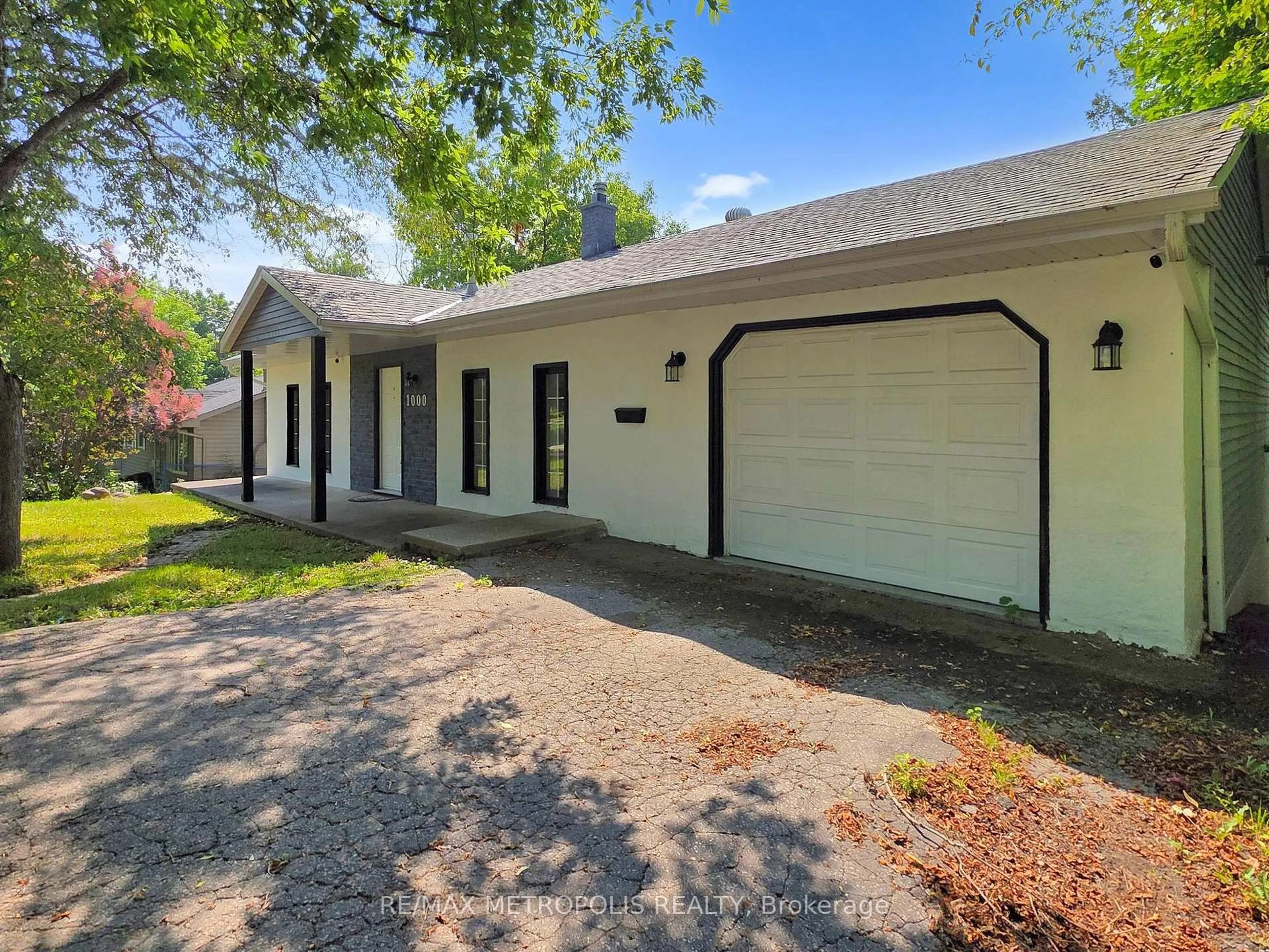 Home with vinyl exterior material, street for 1000 Elgin St, Newmarket Ontario L3Y 3C1