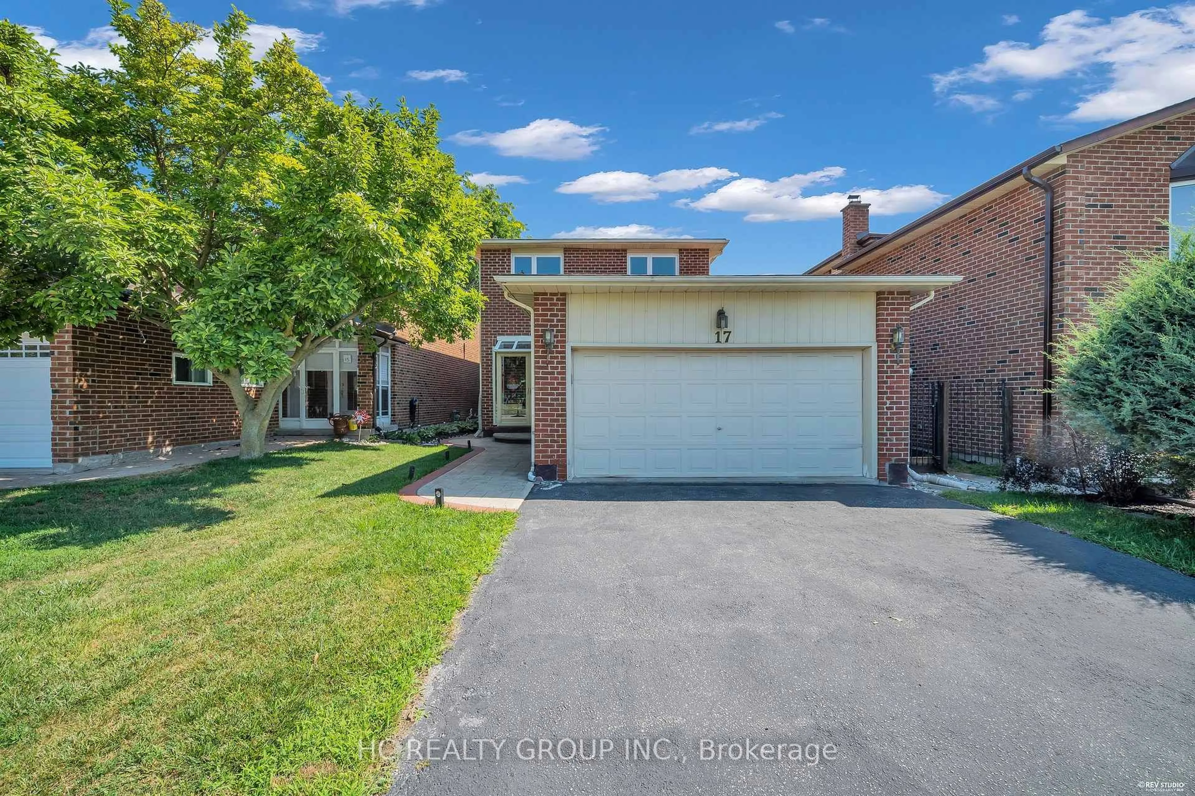 A pic from outside/outdoor area/front of a property/back of a property/a pic from drone, street for 17 Pugsley Ave, Richmond Hill Ontario L4C 8B6