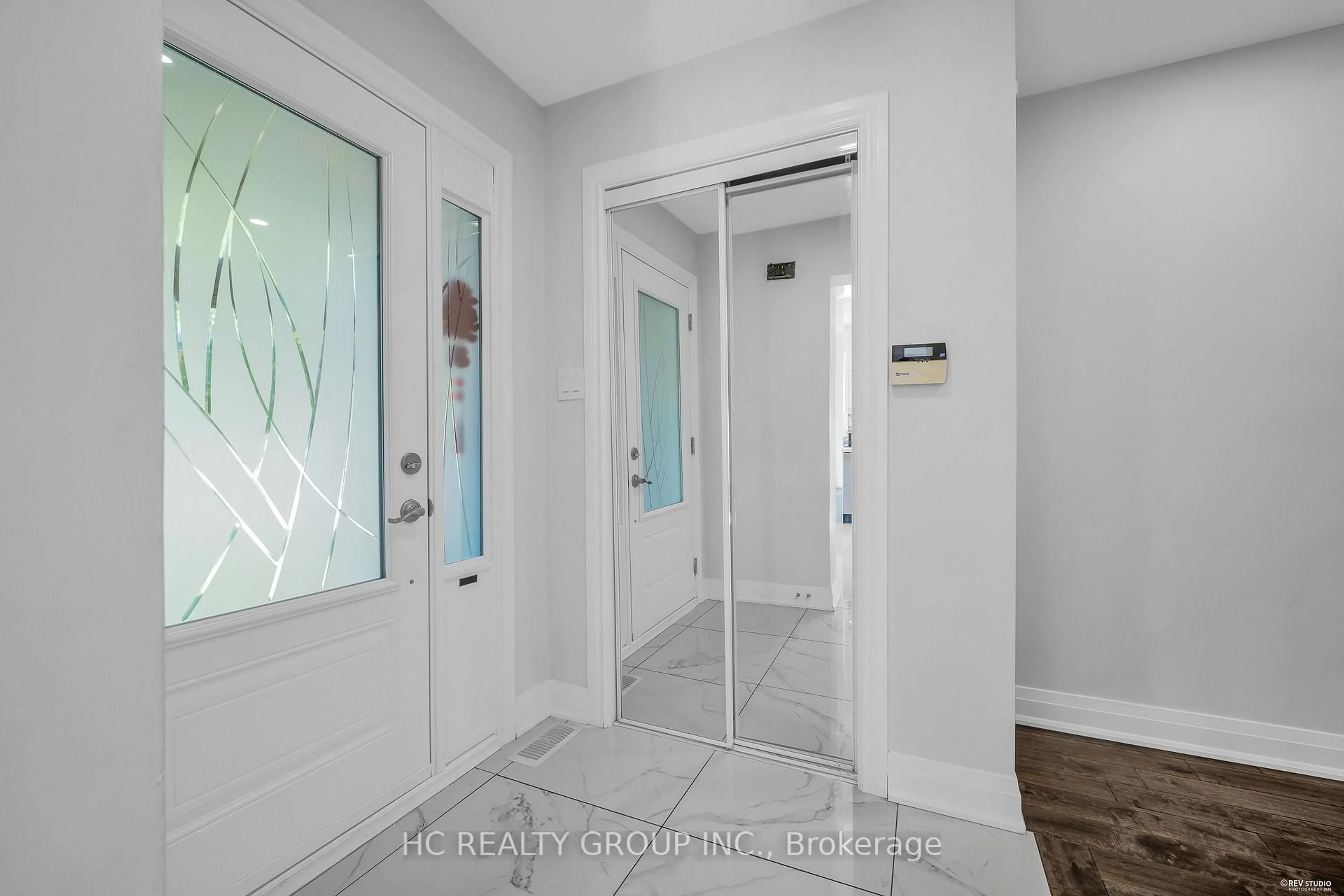 Indoor entryway for 17 Pugsley Ave, Richmond Hill Ontario L4C 8B6