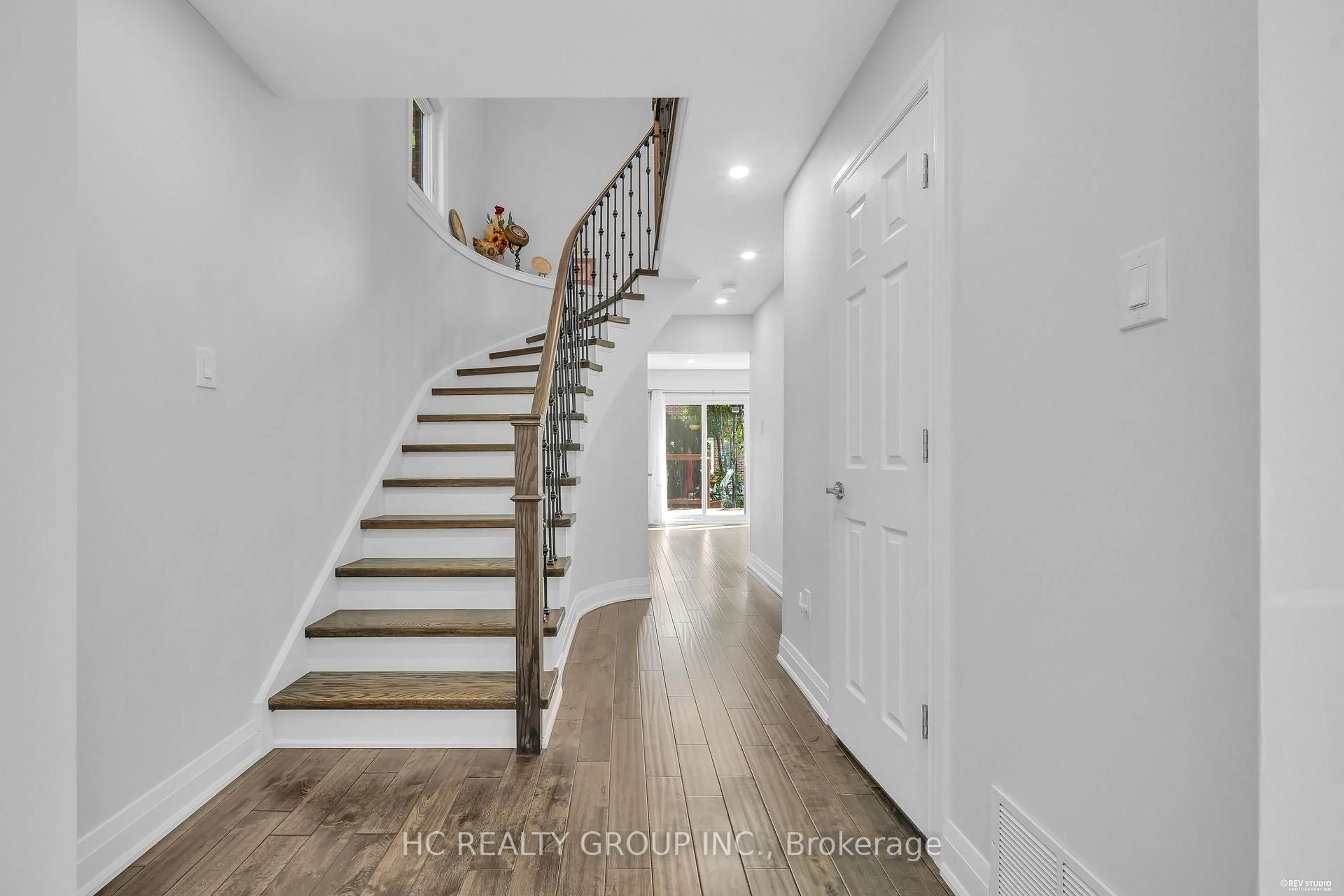 Indoor entryway for 17 Pugsley Ave, Richmond Hill Ontario L4C 8B6