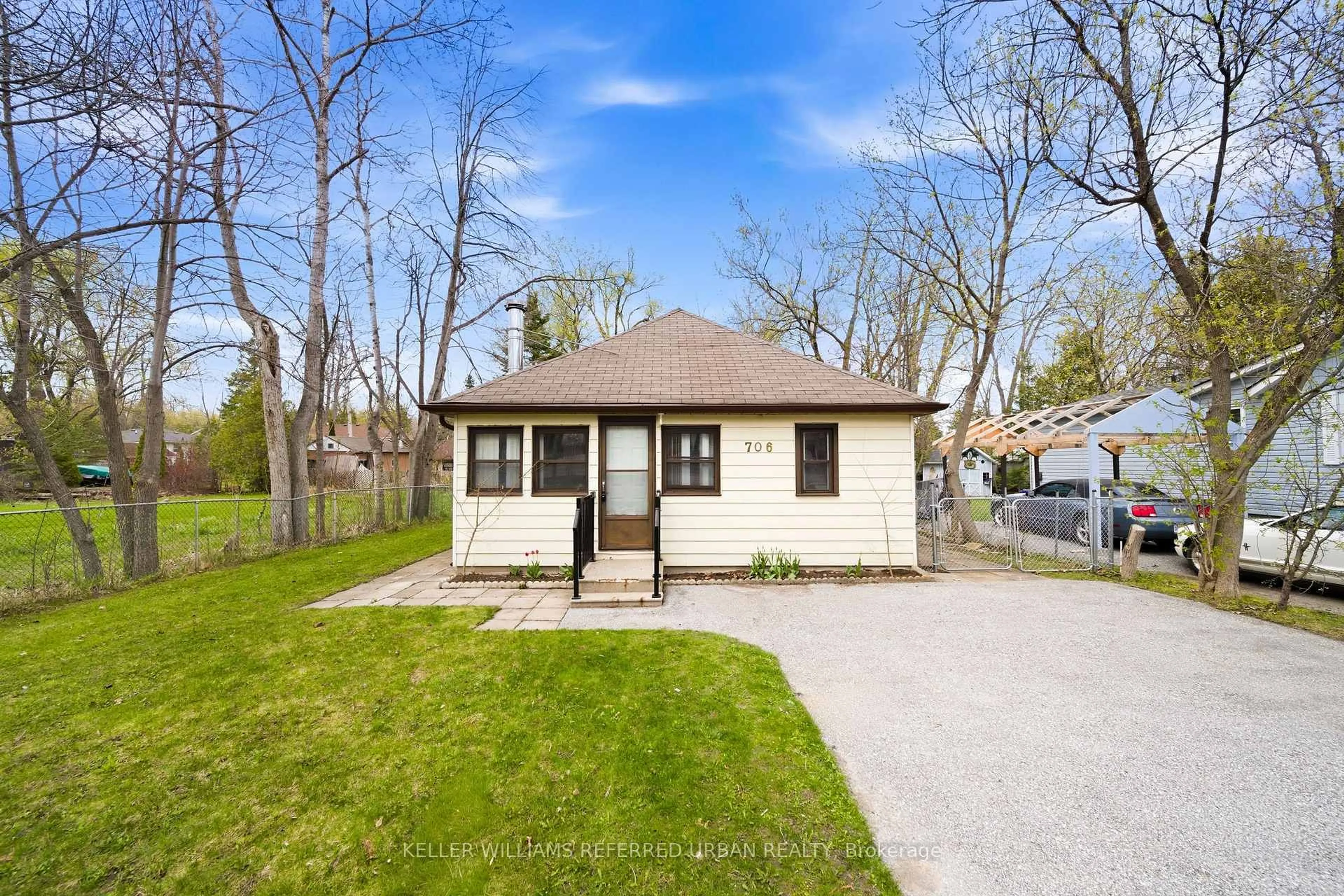 Unknown for 706 Chestnut St, Innisfil Ontario L9S 2H8
