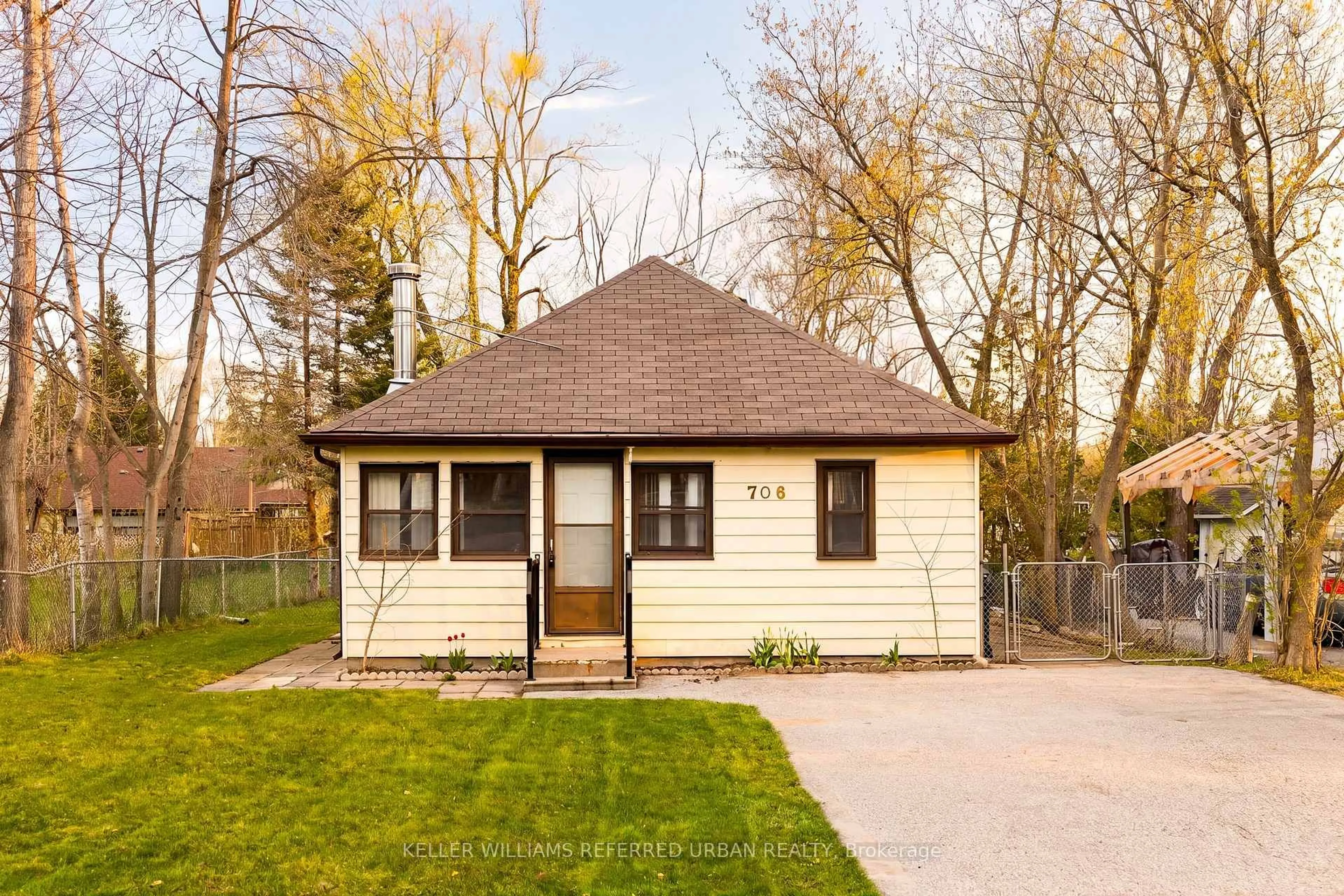 Unknown for 706 Chestnut St, Innisfil Ontario L9S 2H8