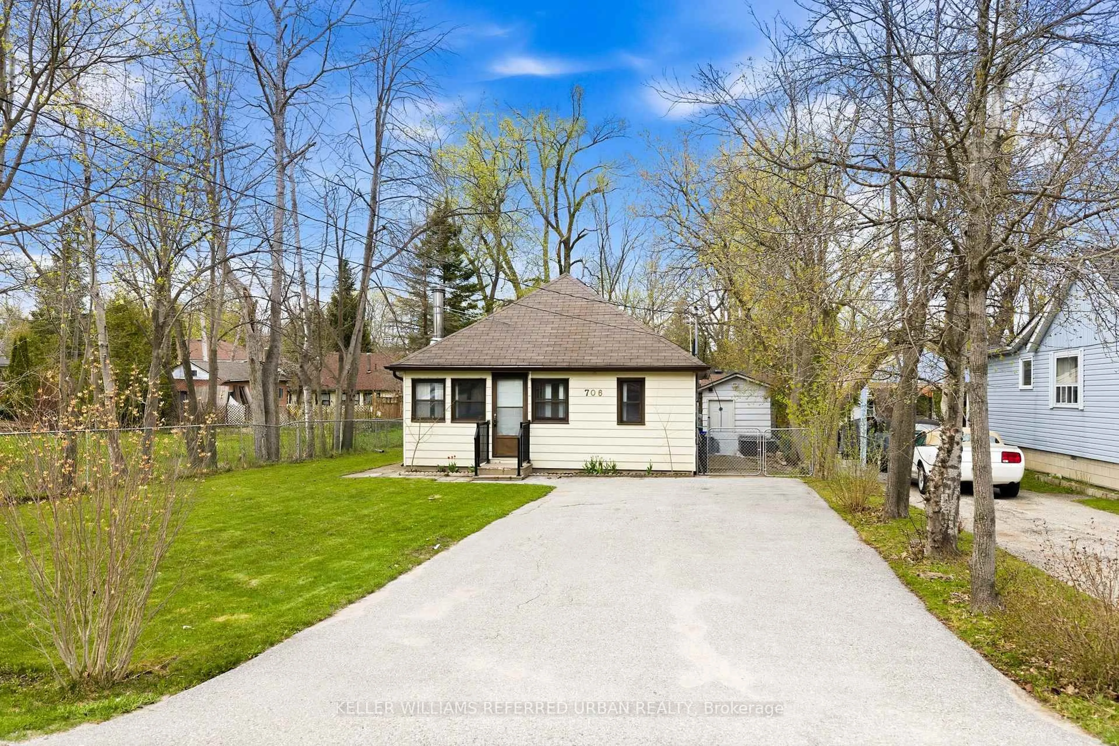 A pic from outside/outdoor area/front of a property/back of a property/a pic from drone, street for 706 Chestnut St, Innisfil Ontario L9S 2H8