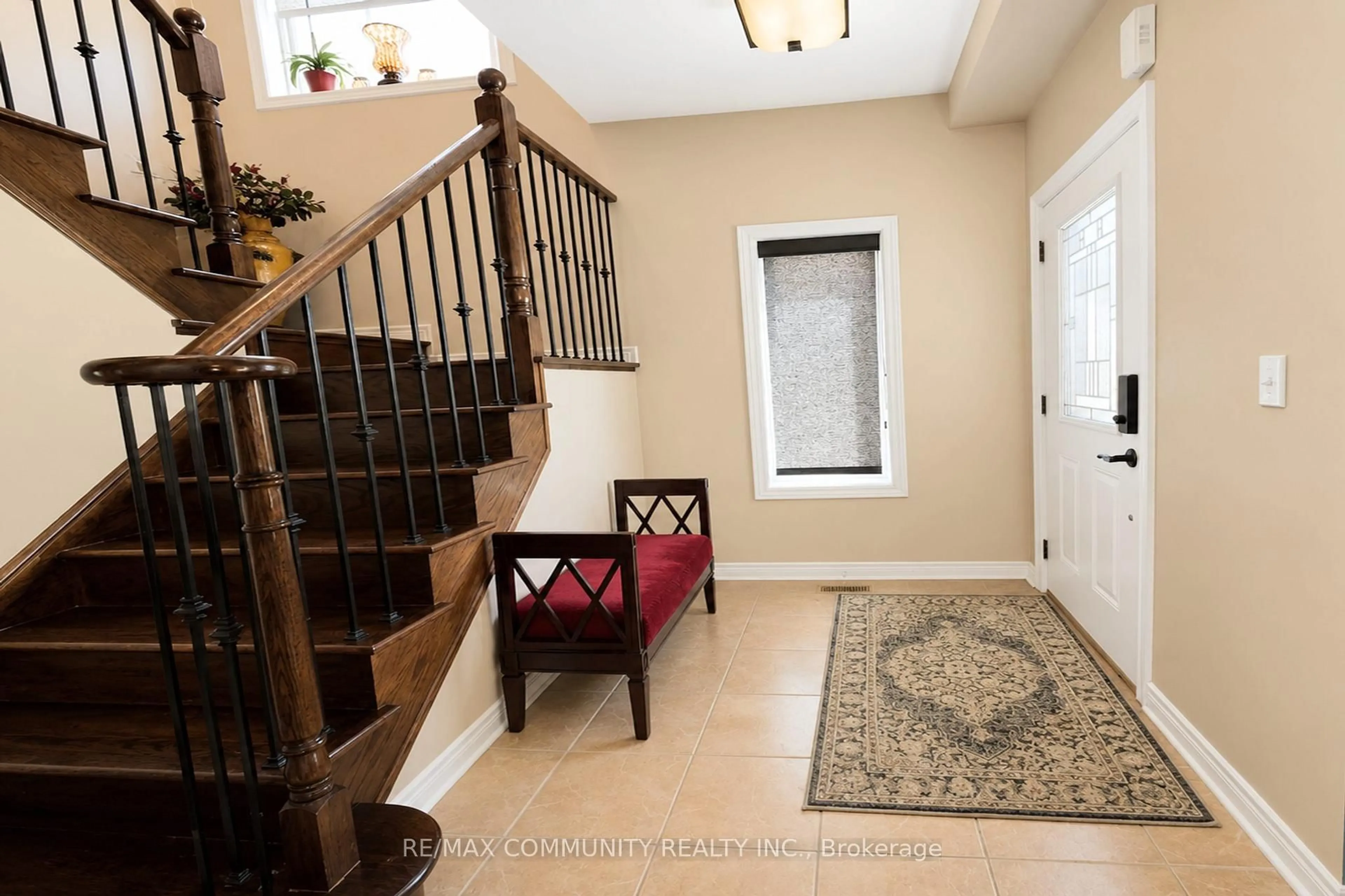 Indoor entryway for 1220 Fox Hill St, Innisfil Ontario L9S 4Y6