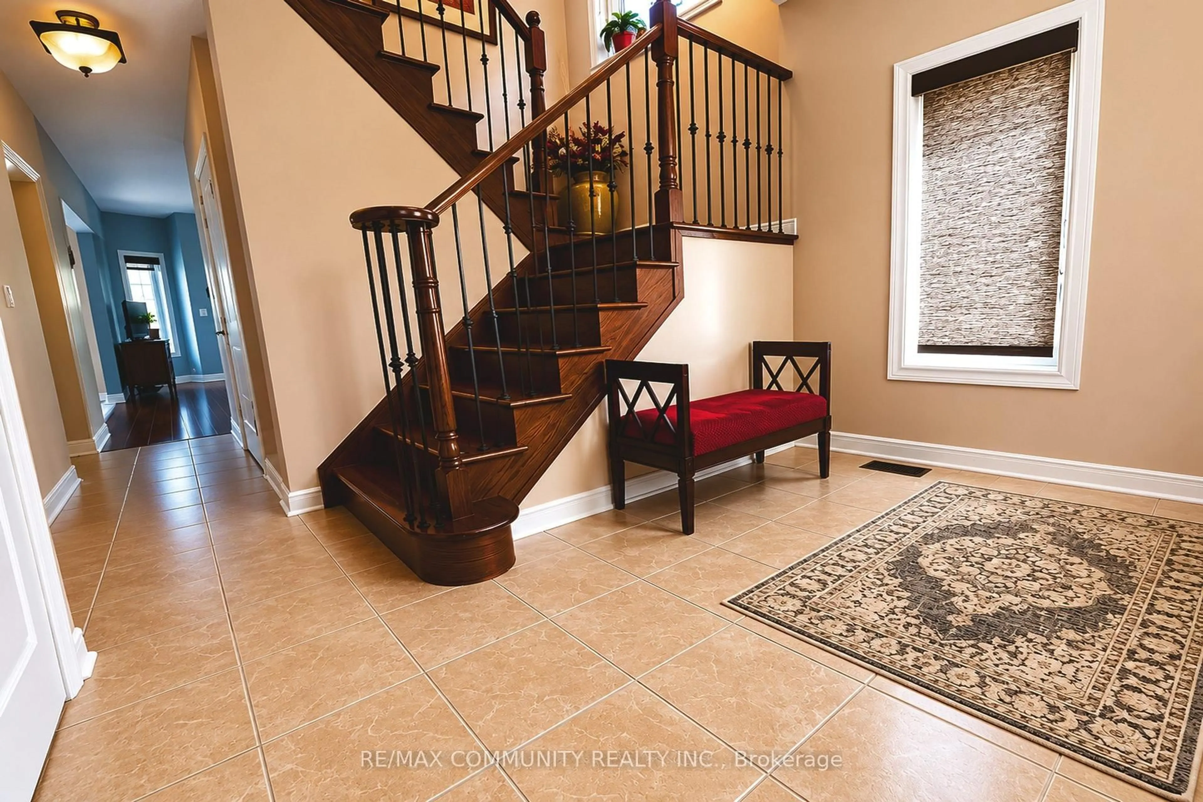 Indoor entryway for 1220 Fox Hill St, Innisfil Ontario L9S 4Y6