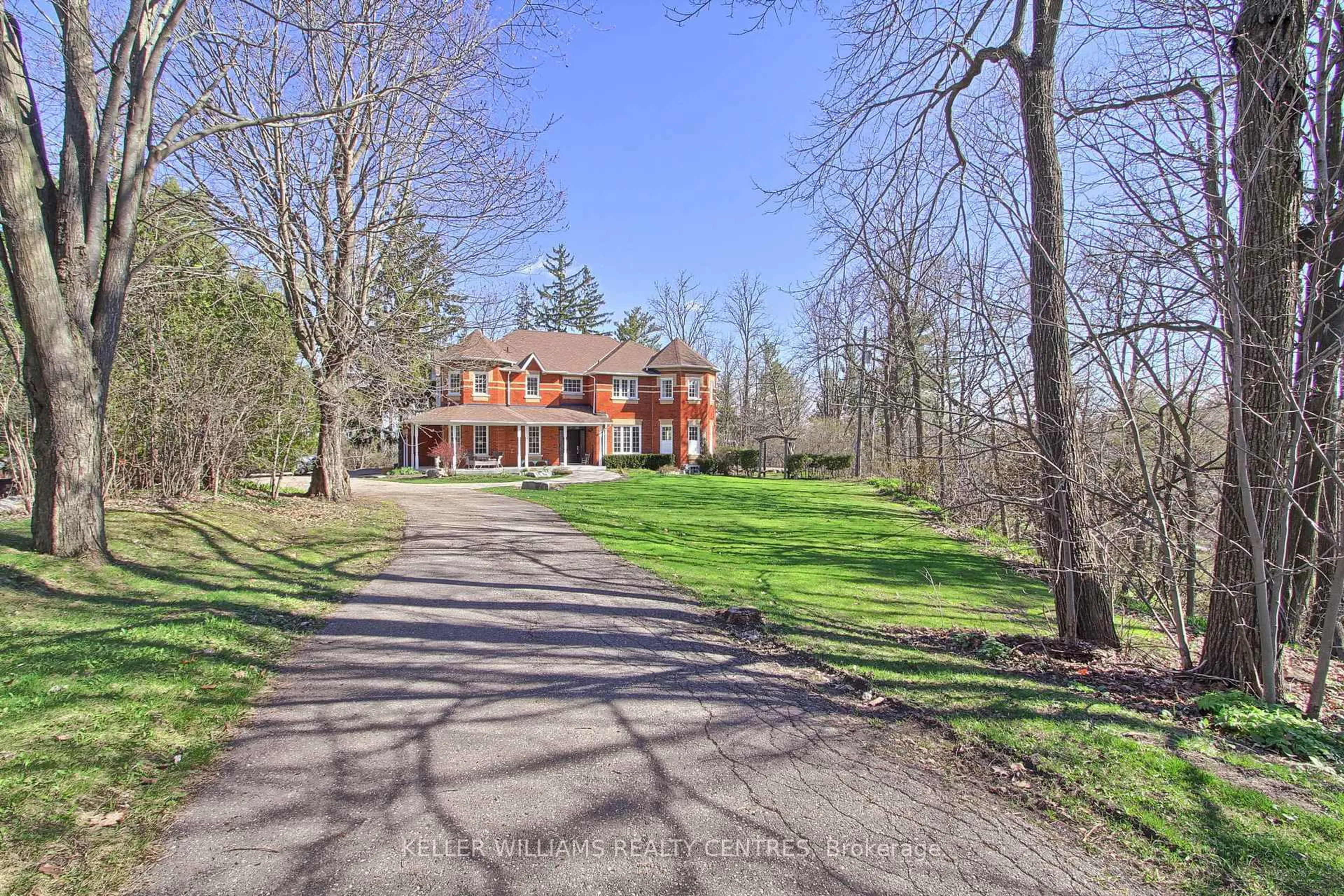 A pic from outside/outdoor area/front of a property/back of a property/a pic from drone, street for 276 Ridge Rd, Aurora Ontario L4G 0M3