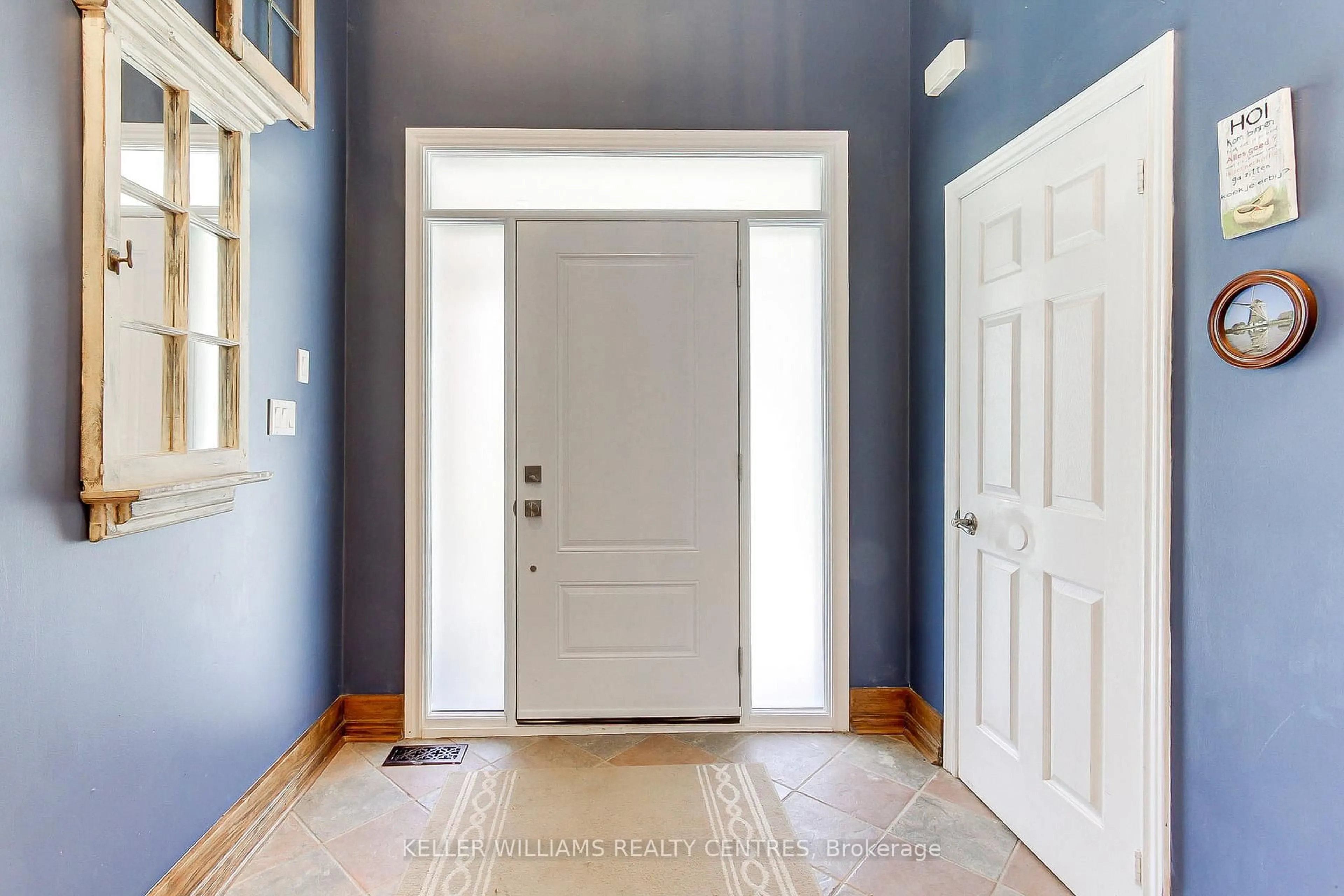 Indoor entryway for 276 Ridge Rd, Aurora Ontario L4G 0M3
