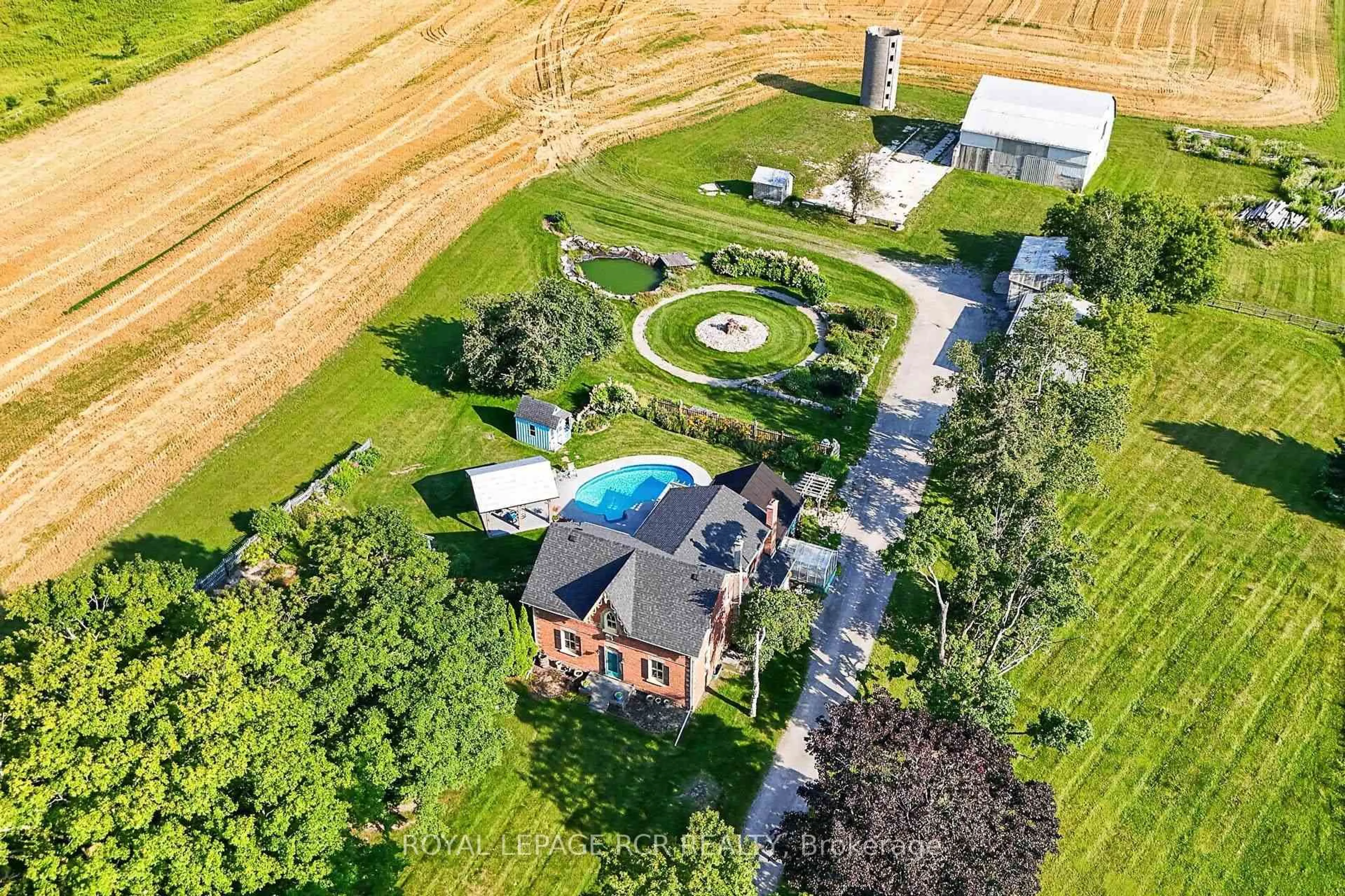 A pic from outside/outdoor area/front of a property/back of a property/a pic from drone, unknown for 233 Wagg Rd, Uxbridge Ontario L9P 0G1