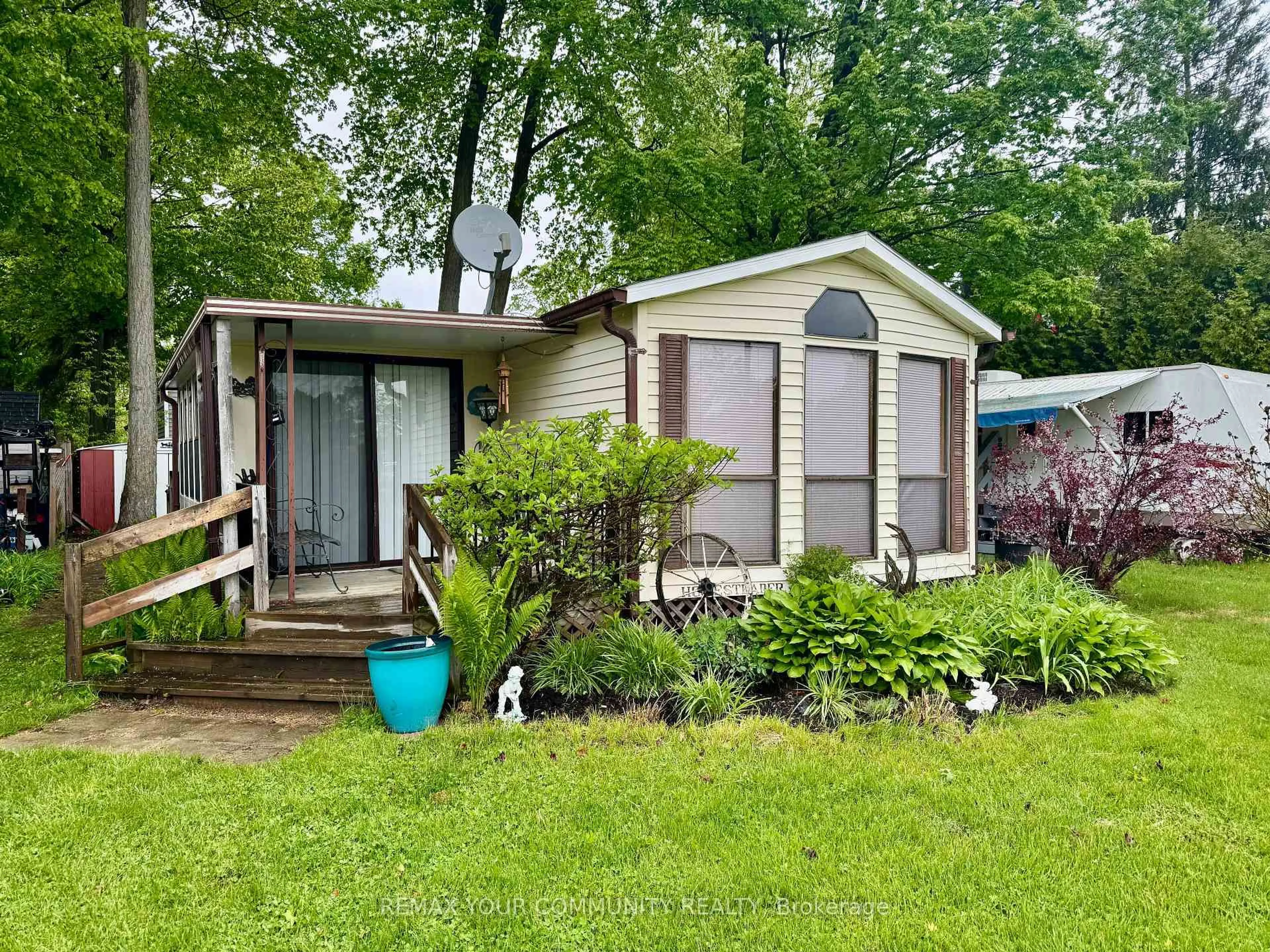 Home with vinyl exterior material, street for 285 Crydermans 42 Sdrd #42, Georgina Ontario L0E 1A0