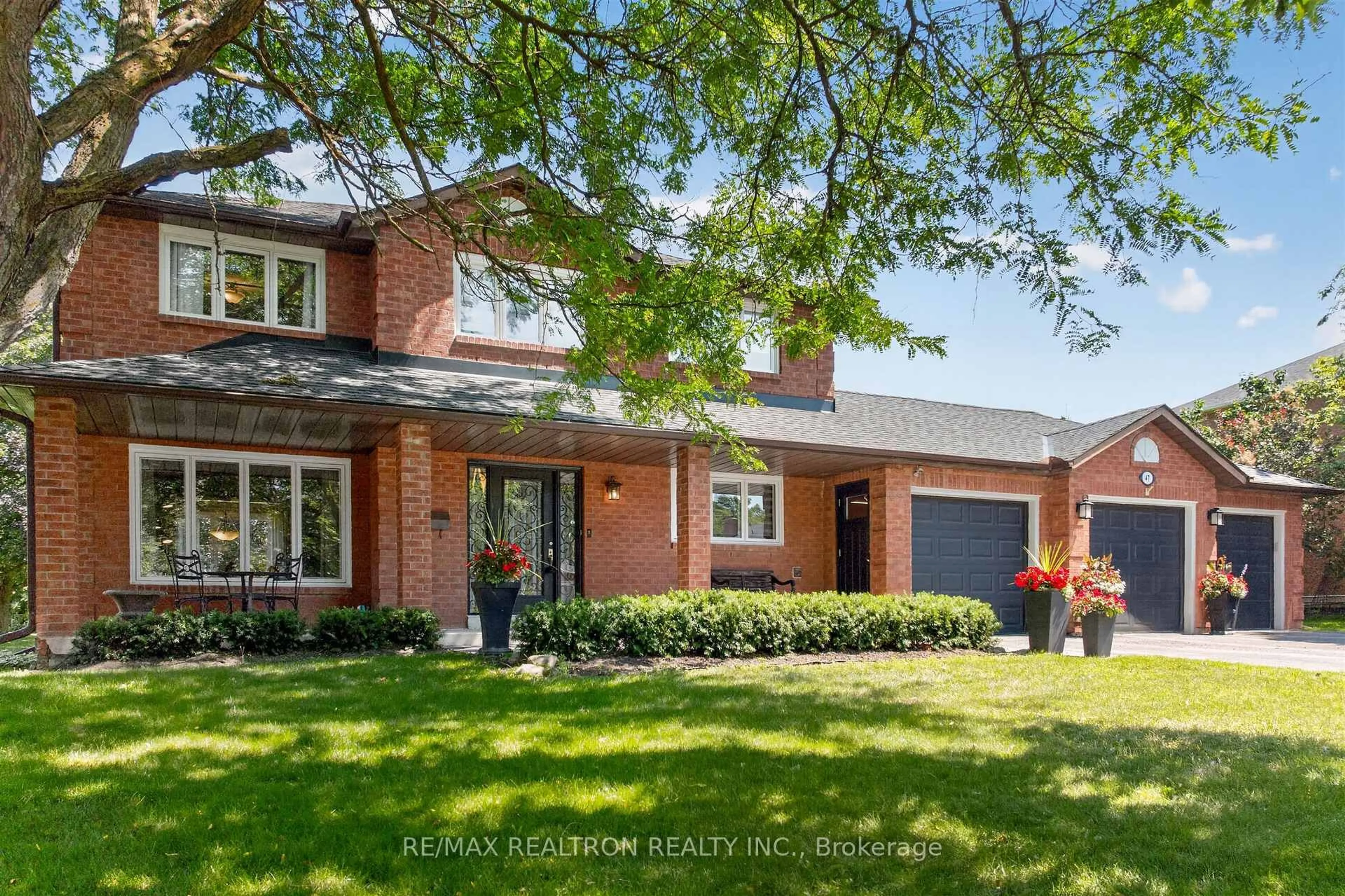 Home with brick exterior material, street for 47 Maple Way, East Gwillimbury Ontario L0G 1V0
