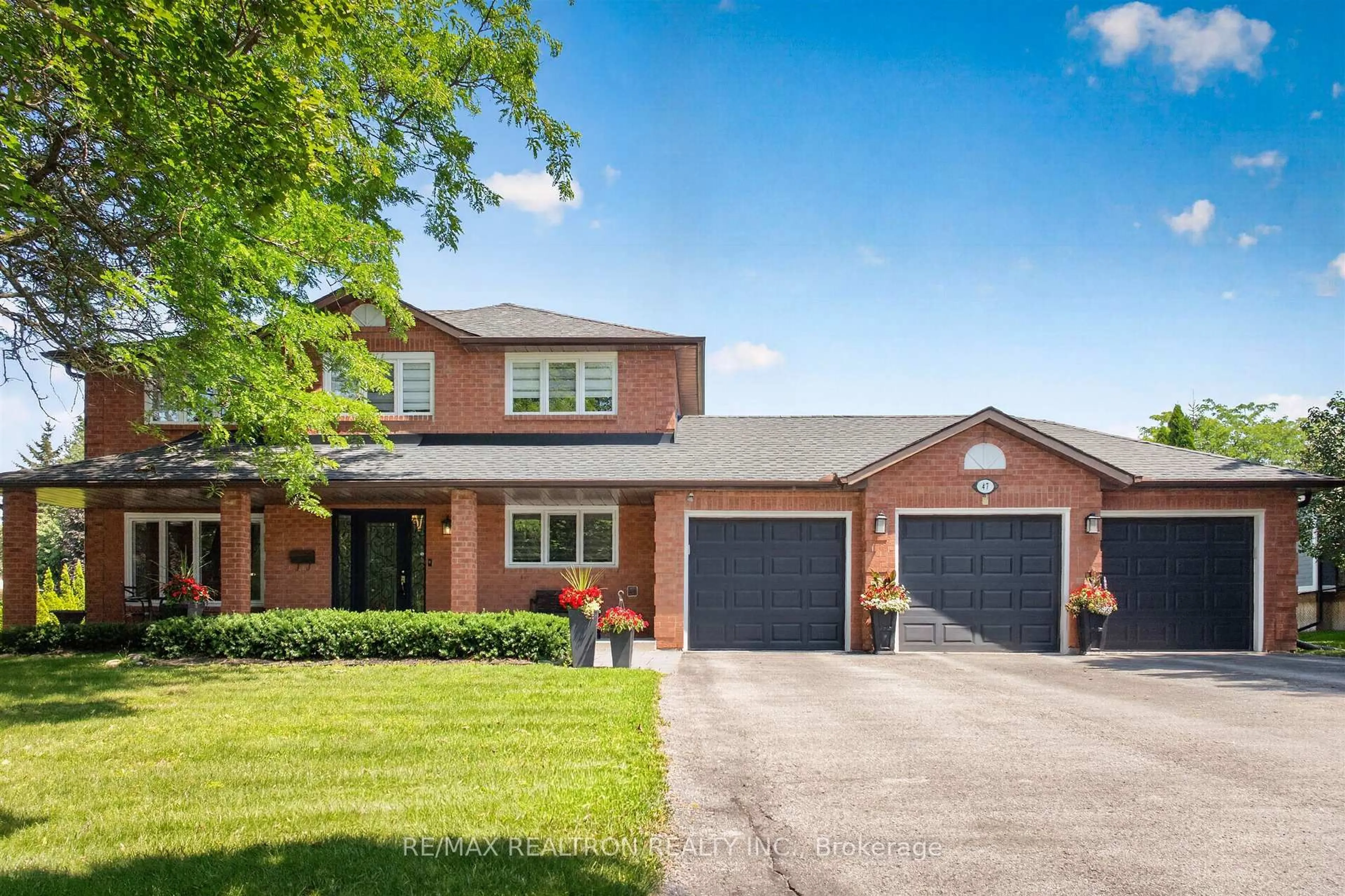 Home with brick exterior material, street for 47 Maple Way, East Gwillimbury Ontario L0G 1V0
