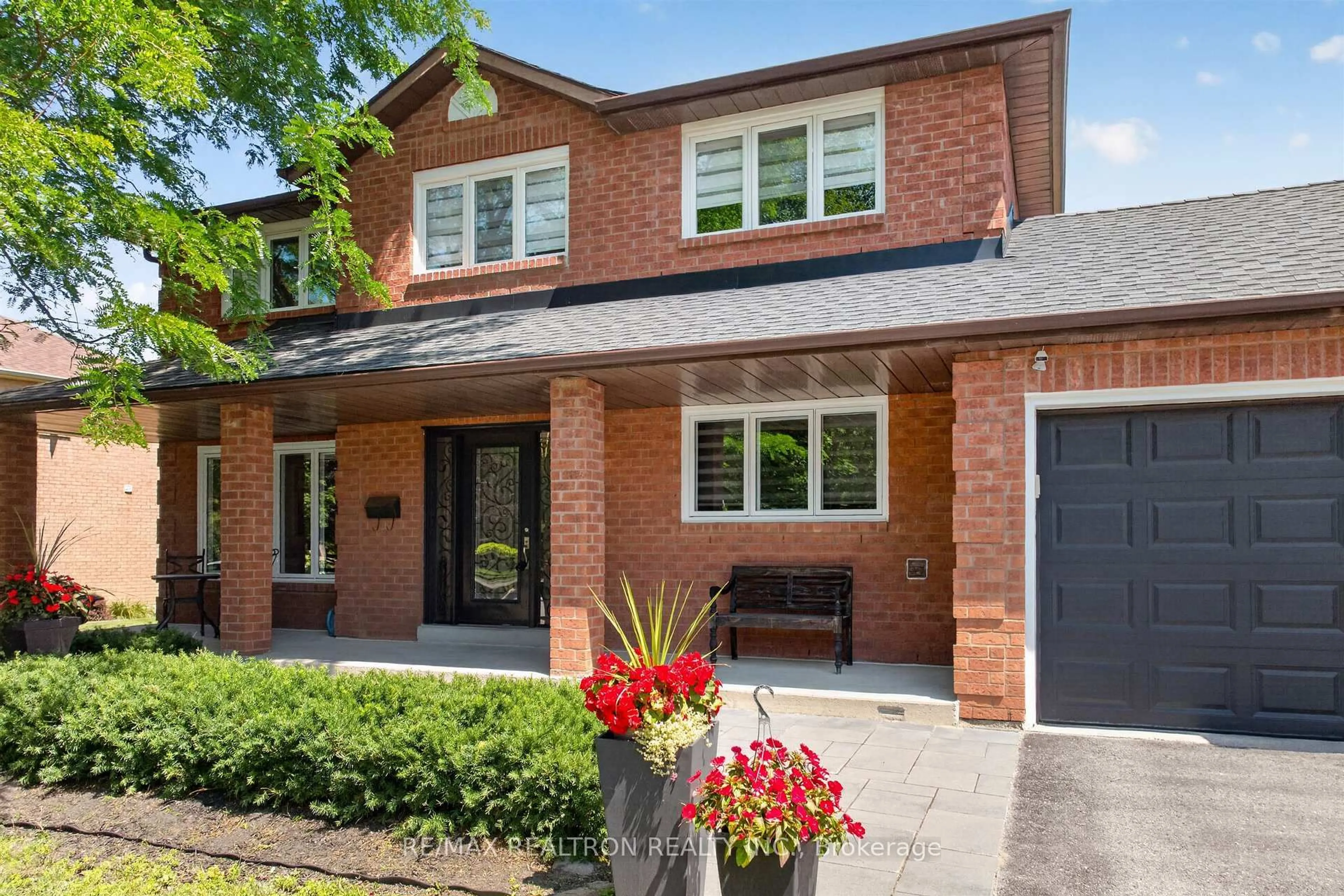 Home with brick exterior material, street for 47 Maple Way, East Gwillimbury Ontario L0G 1V0