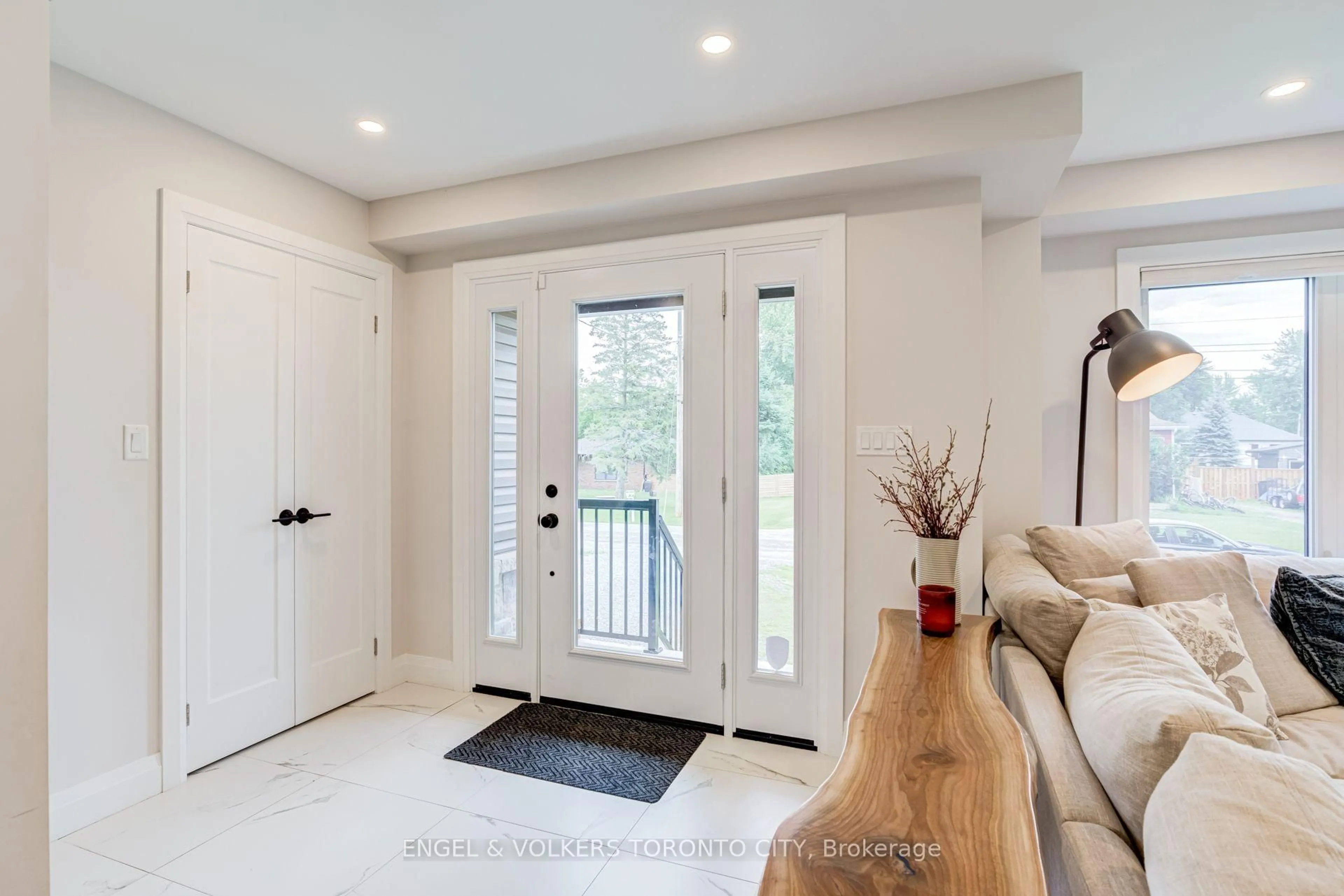 Indoor entryway for 40 Glenview Ave, Georgina Ontario L0E 1N0