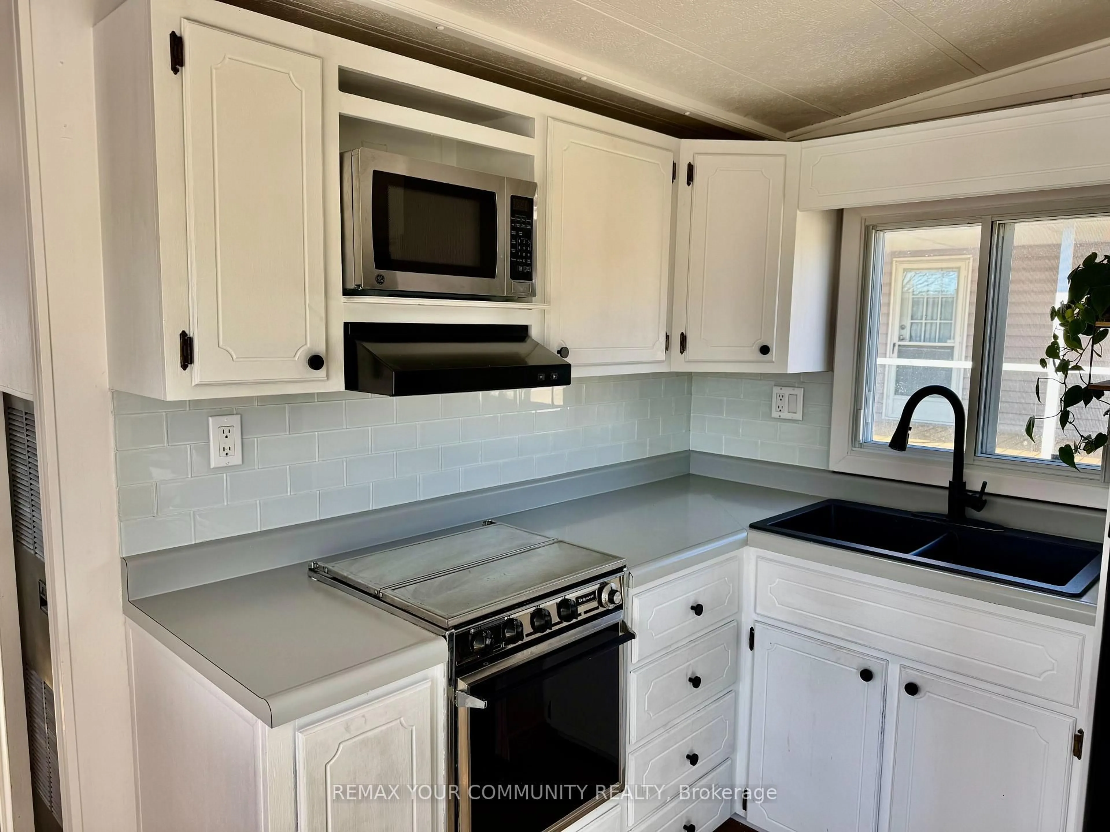 Standard kitchen, ceramic/tile floor for 285 Crydermans Sdrd #204, Georgina Ontario L0E 1A0