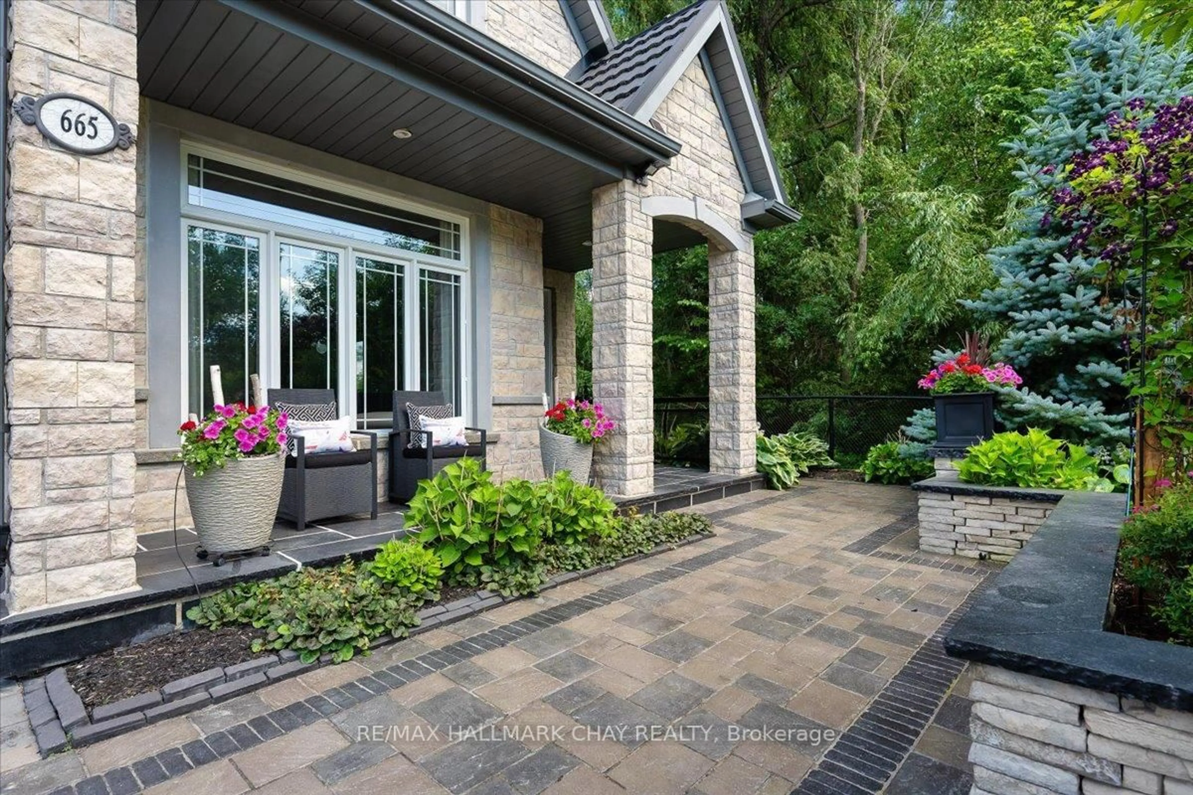 Patio, street for 665 Park Rd, Innisfil Ontario L9S 2E1