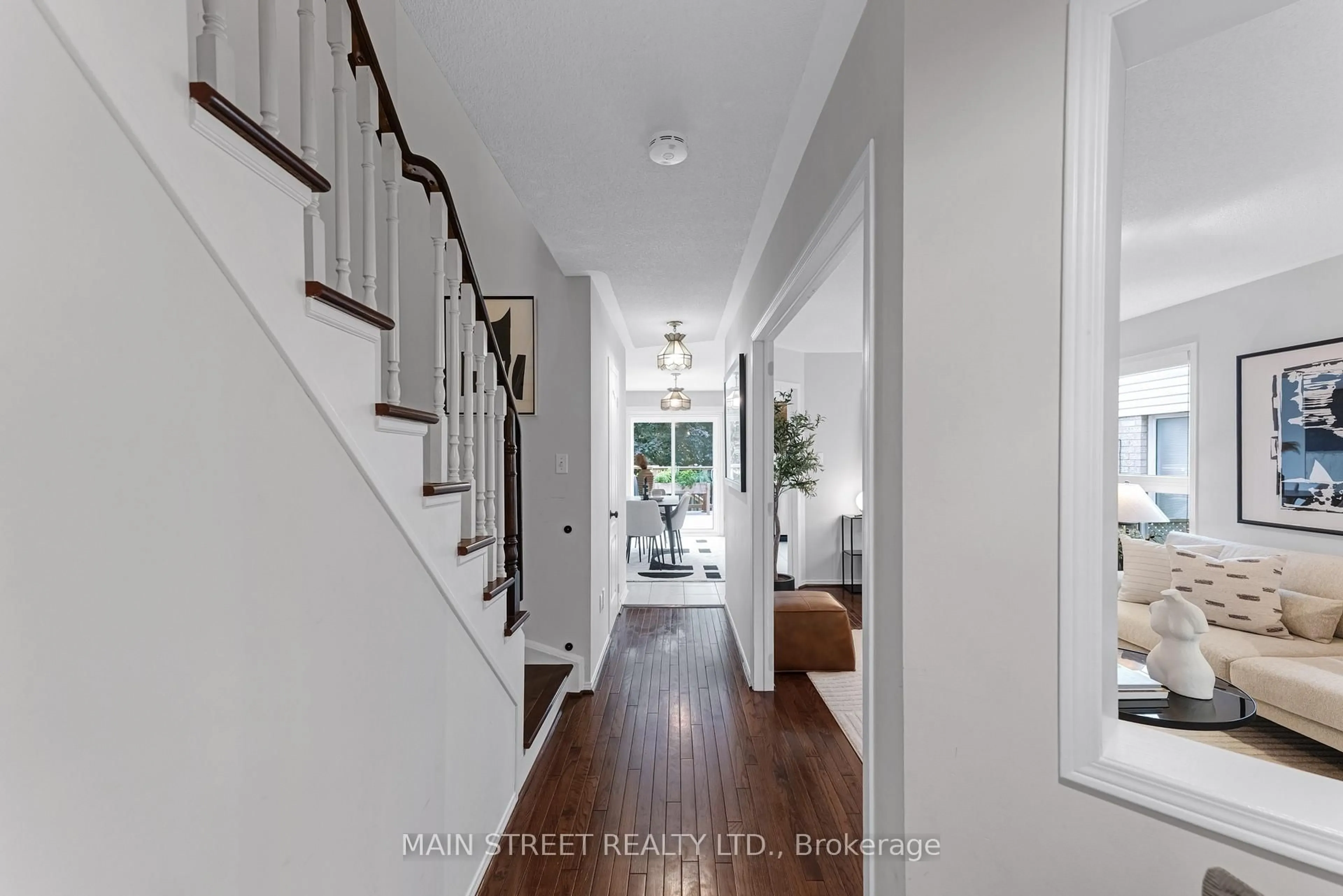Indoor entryway for 478 Heddle Cres, Newmarket Ontario L3X 2J3