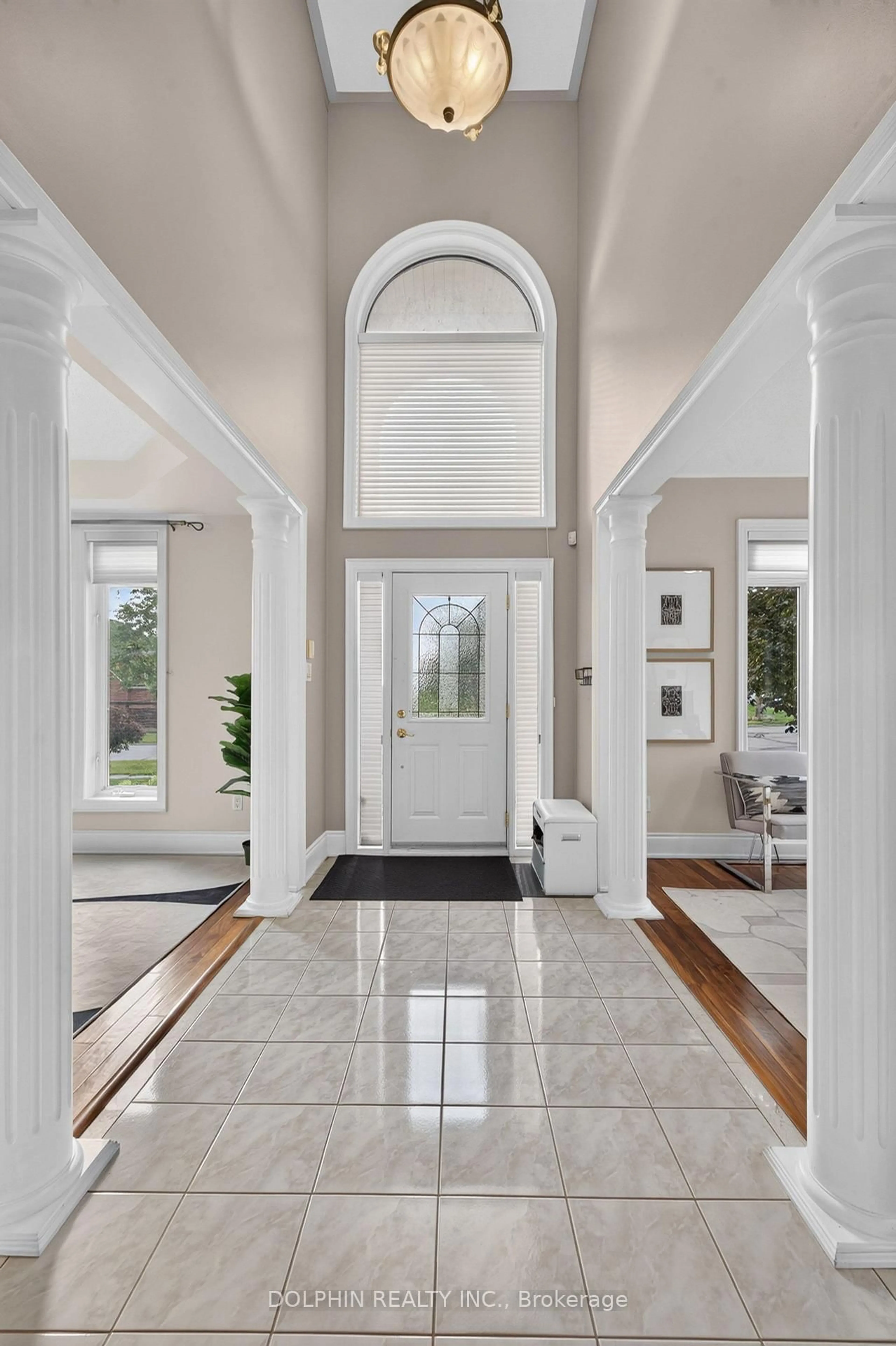 Indoor entryway for 735 Foxcroft Blvd, Newmarket Ontario L3X 1N1
