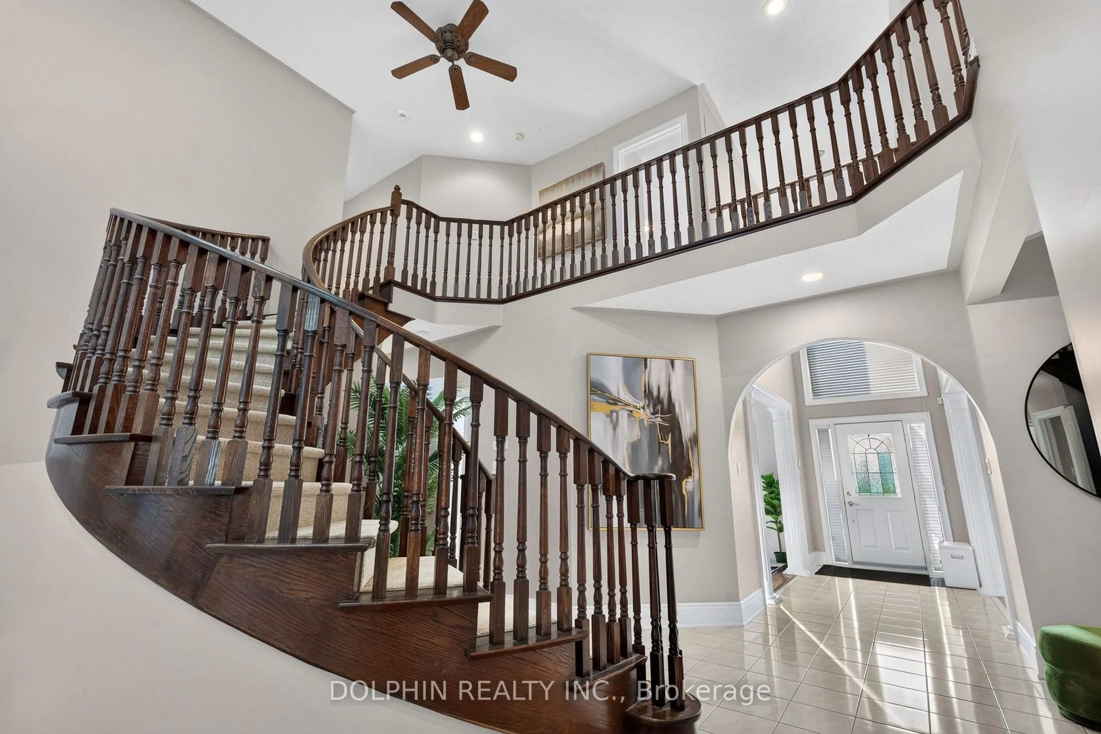 Indoor foyer for 735 Foxcroft Blvd, Newmarket Ontario L3X 1N1