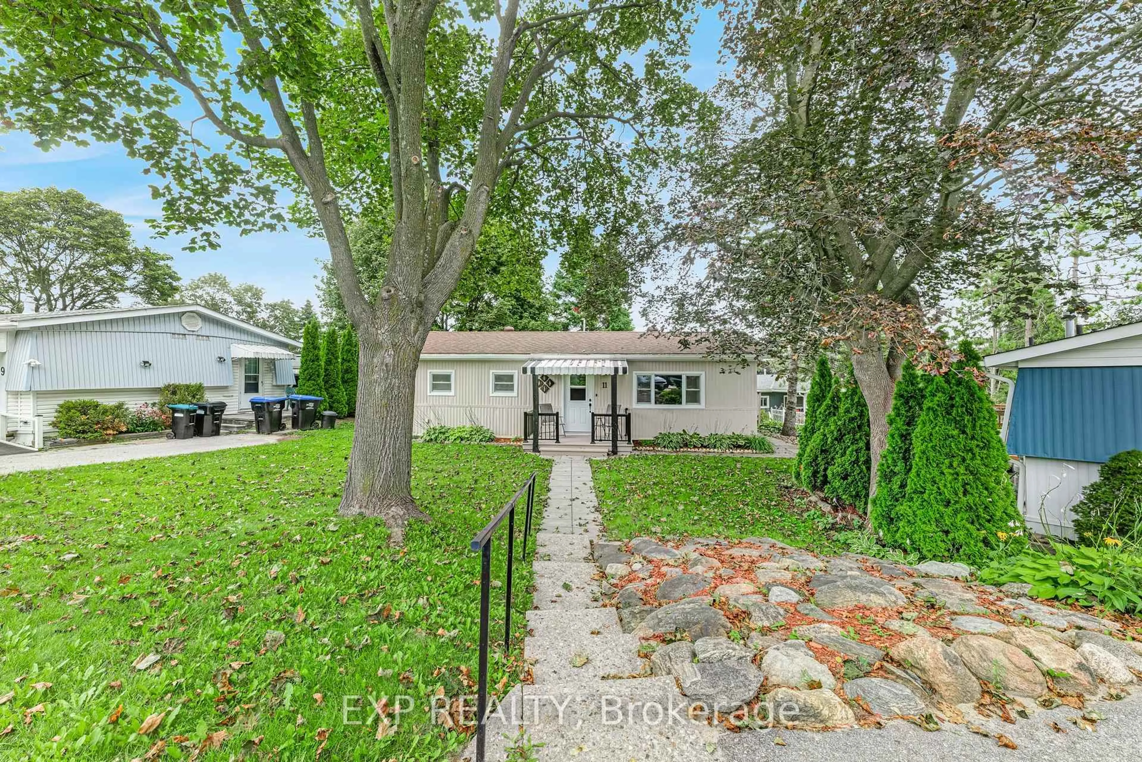 A pic from outside/outdoor area/front of a property/back of a property/a pic from drone, street for 11 Hawthorne Dr, Innisfil Ontario L9S 1P7