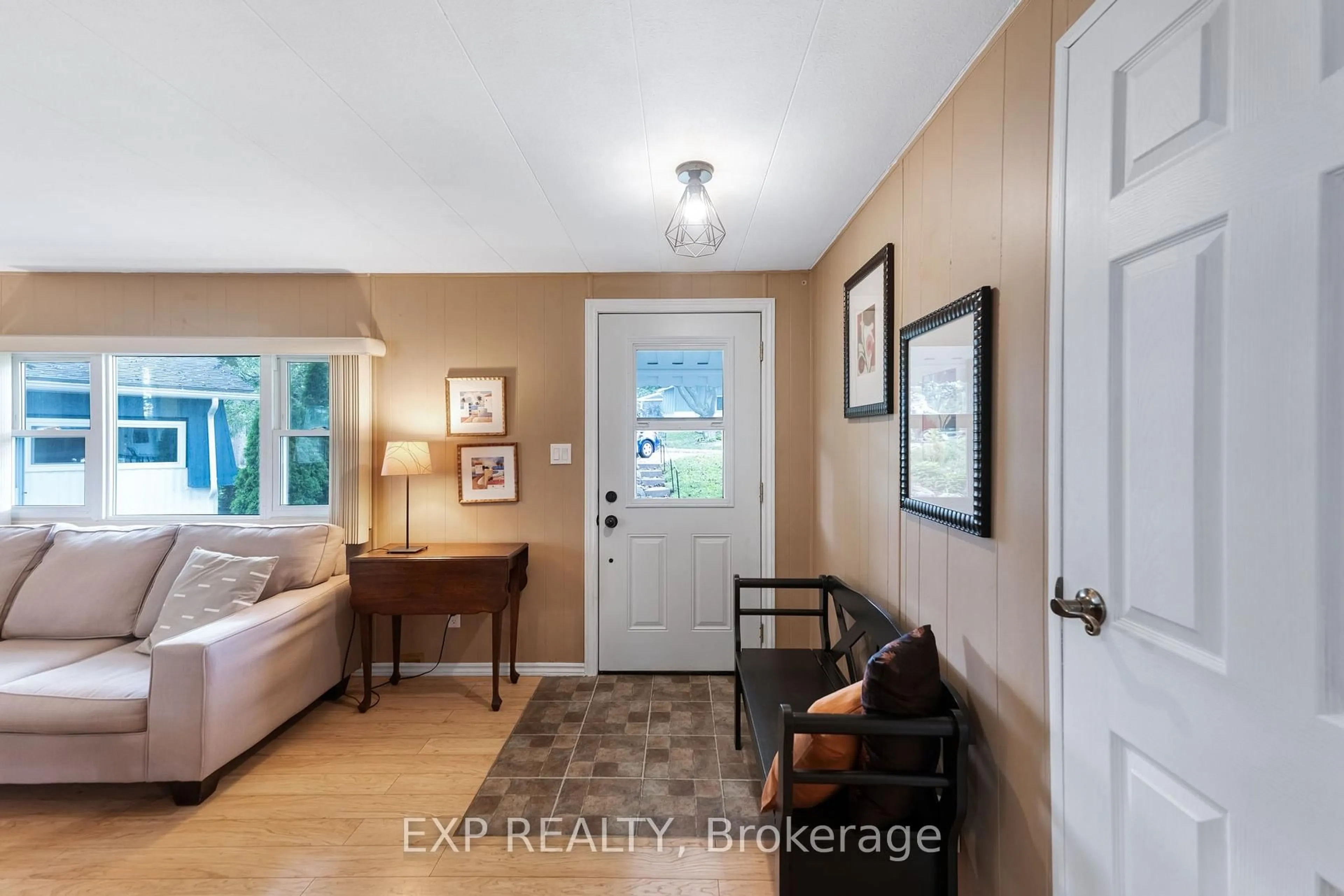 Indoor entryway for 11 Hawthorne Dr, Innisfil Ontario L9S 1P7