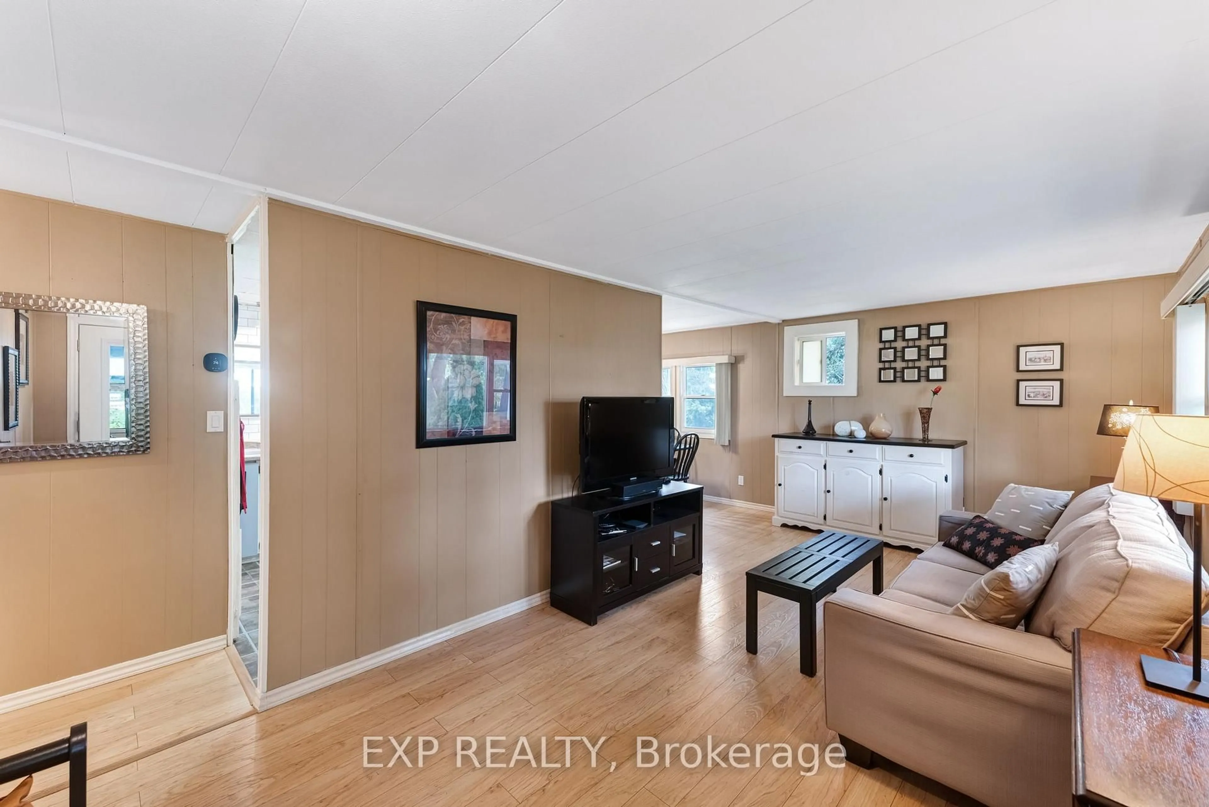 Living room with furniture, unknown for 11 Hawthorne Dr, Innisfil Ontario L9S 1P7
