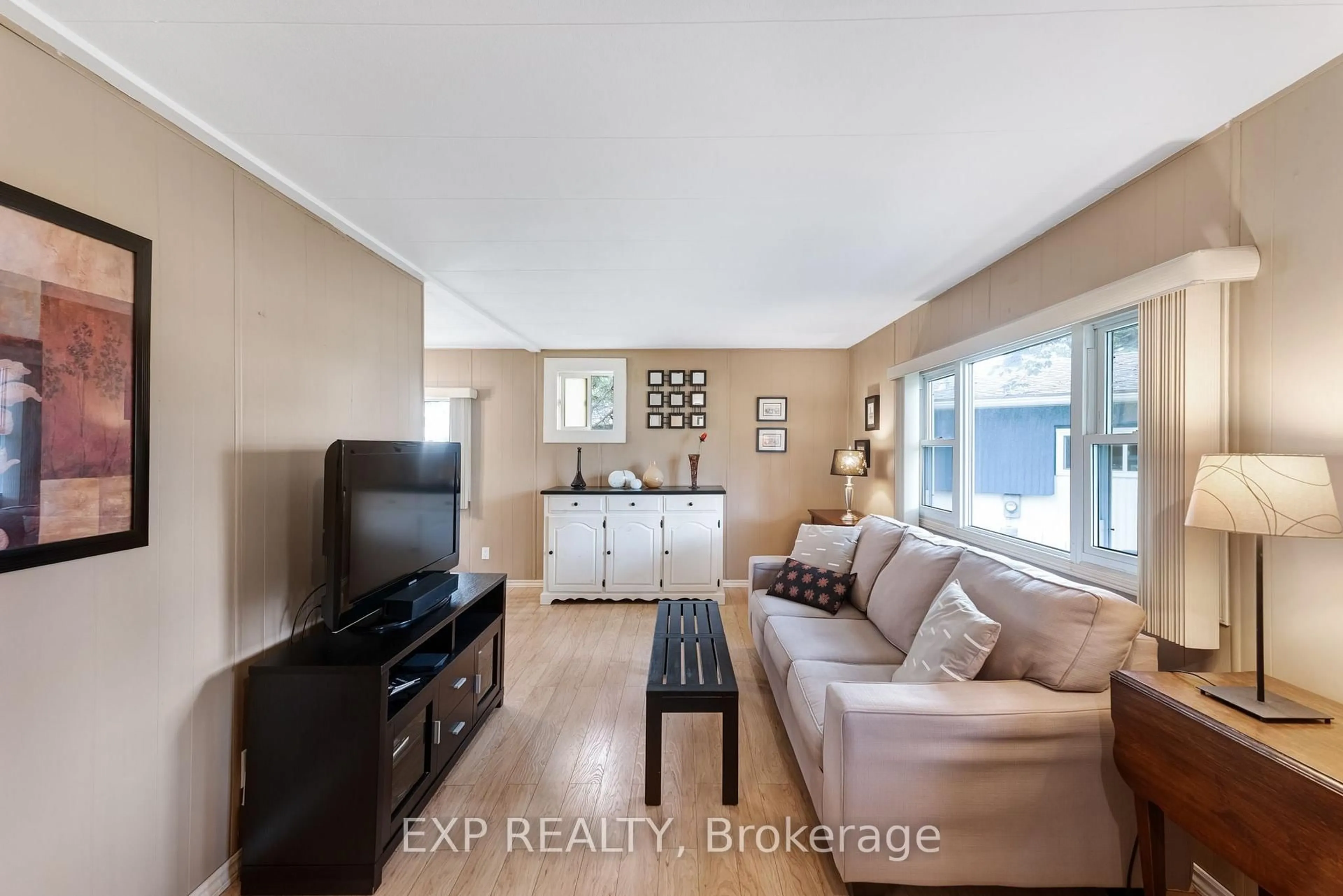 Living room with furniture, unknown for 11 Hawthorne Dr, Innisfil Ontario L9S 1P7