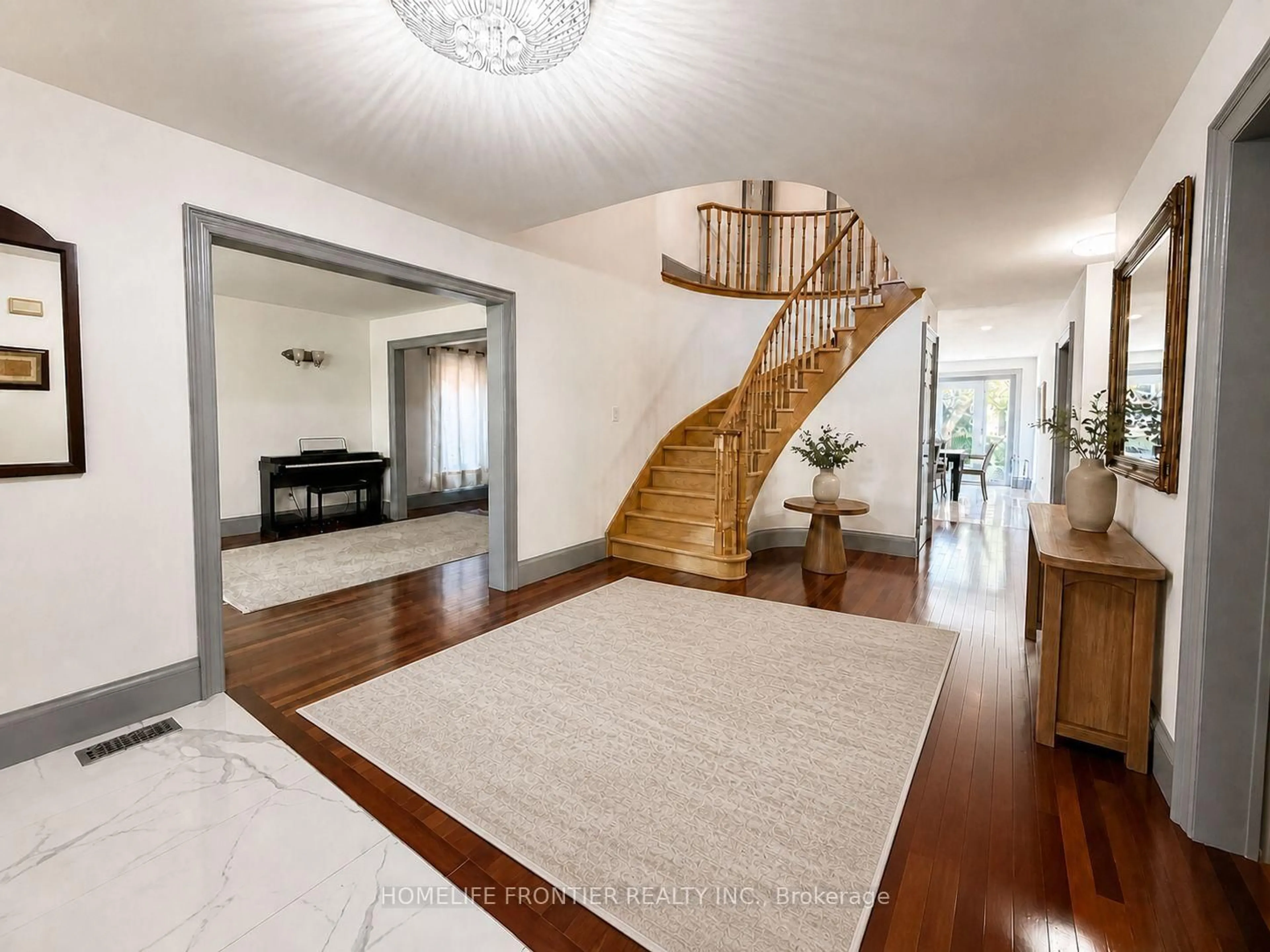 Indoor foyer for 20 Bridewell Cres, Richmond Hill Ontario L4C 9C4