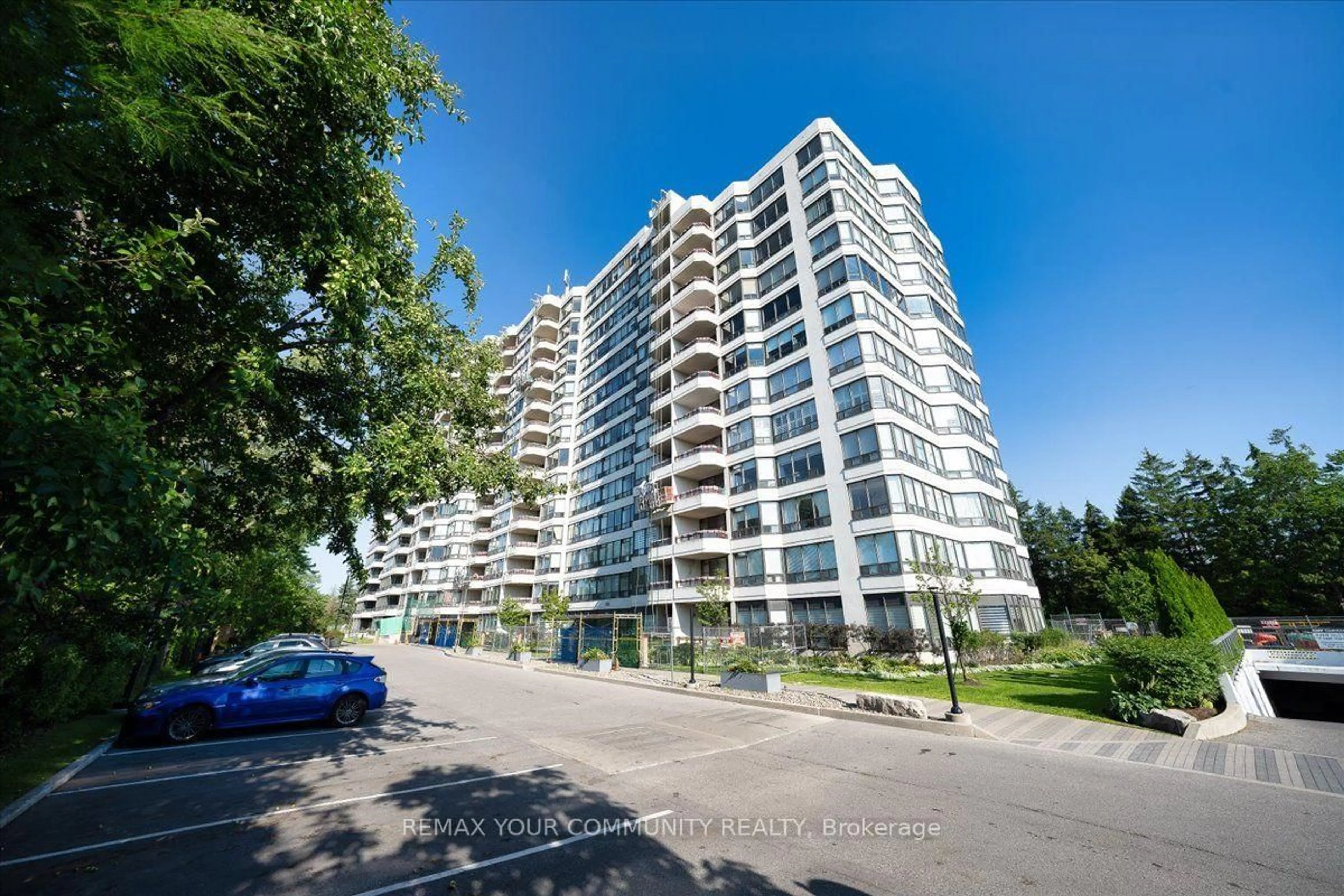 A pic from outside/outdoor area/front of a property/back of a property/a pic from drone, building for 8501 Bayview Ave #907, Richmond Hill Ontario L4B 3J7