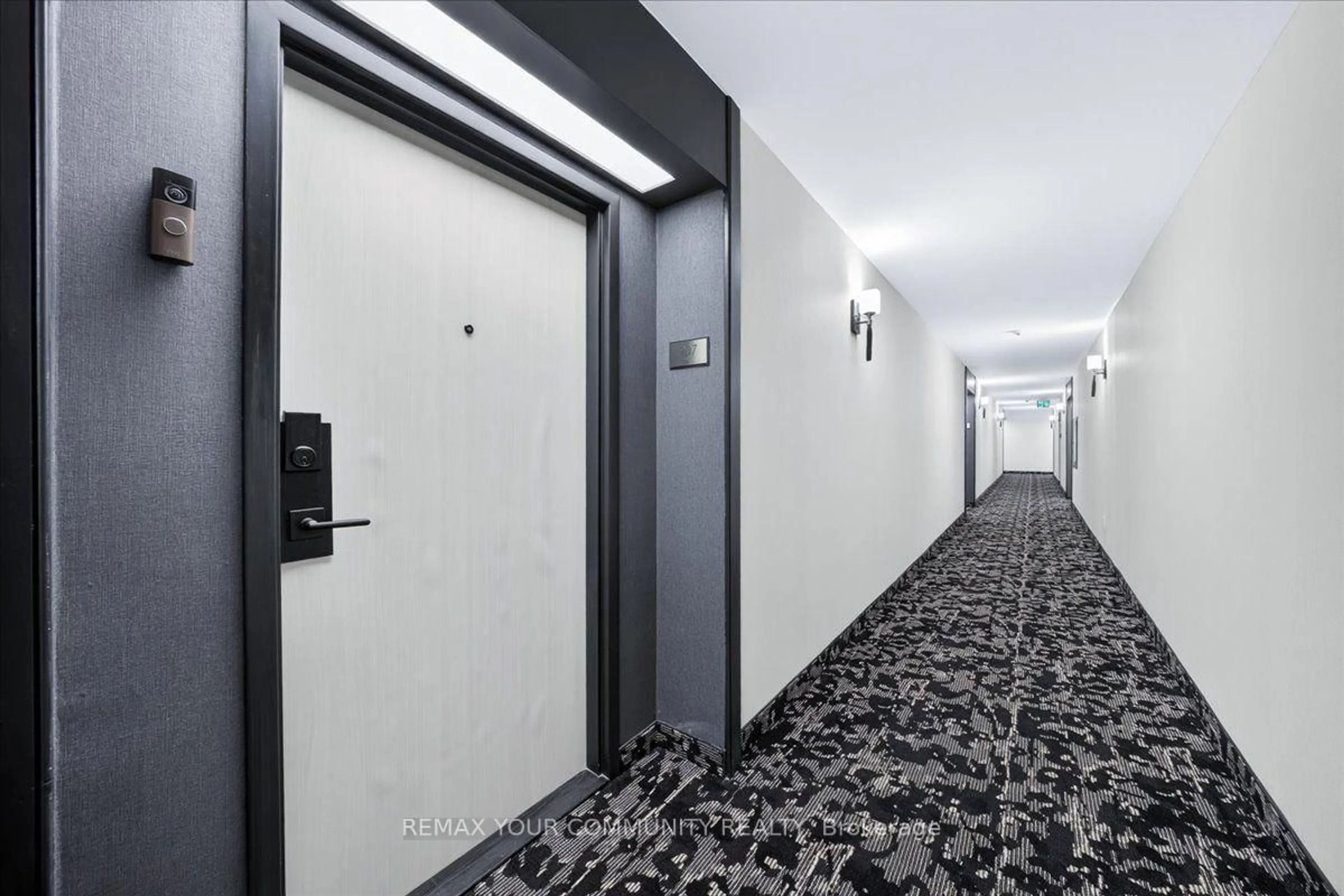 Indoor foyer for 8501 Bayview Ave #907, Richmond Hill Ontario L4B 3J7