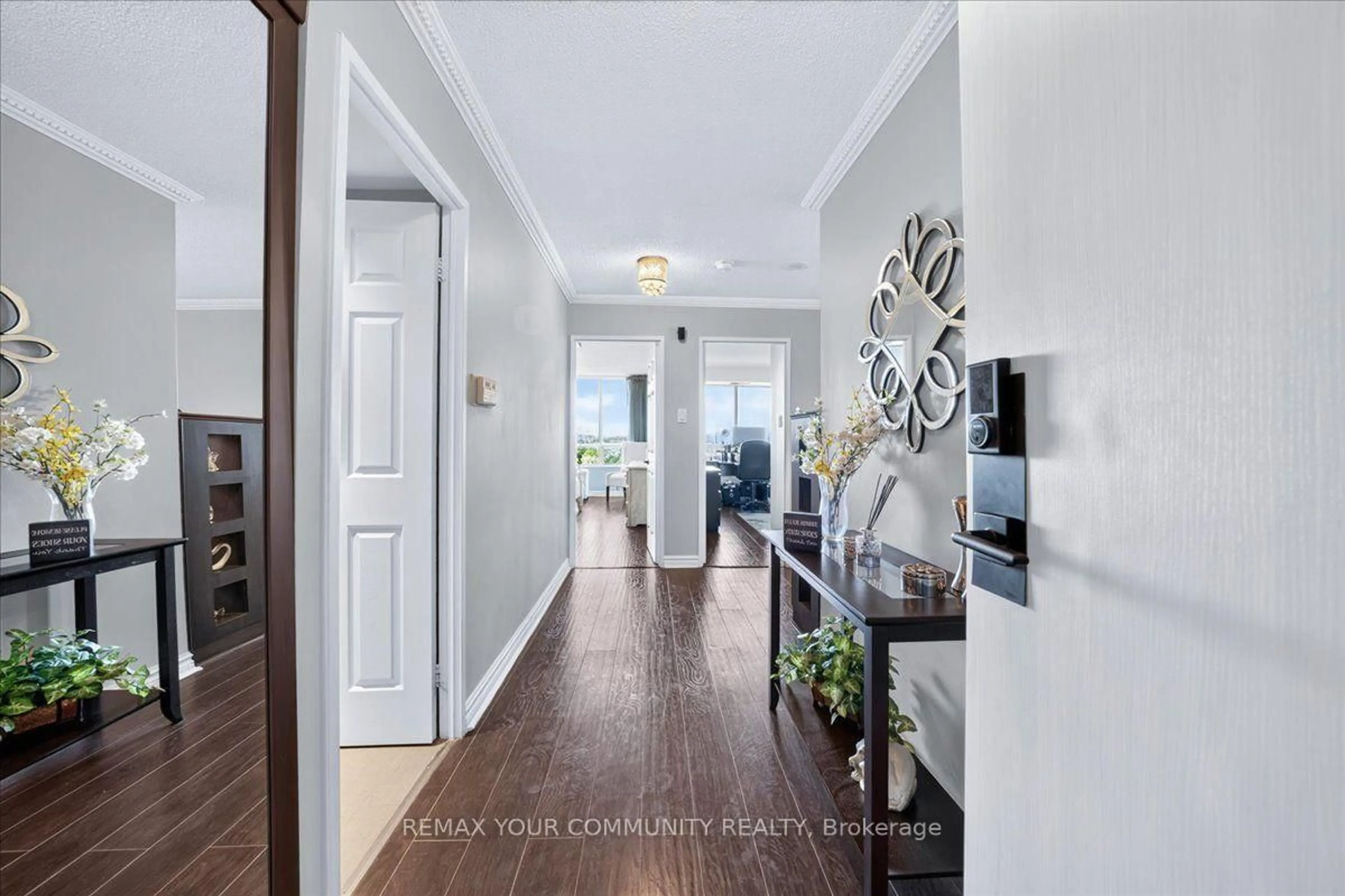 Indoor entryway for 8501 Bayview Ave #907, Richmond Hill Ontario L4B 3J7