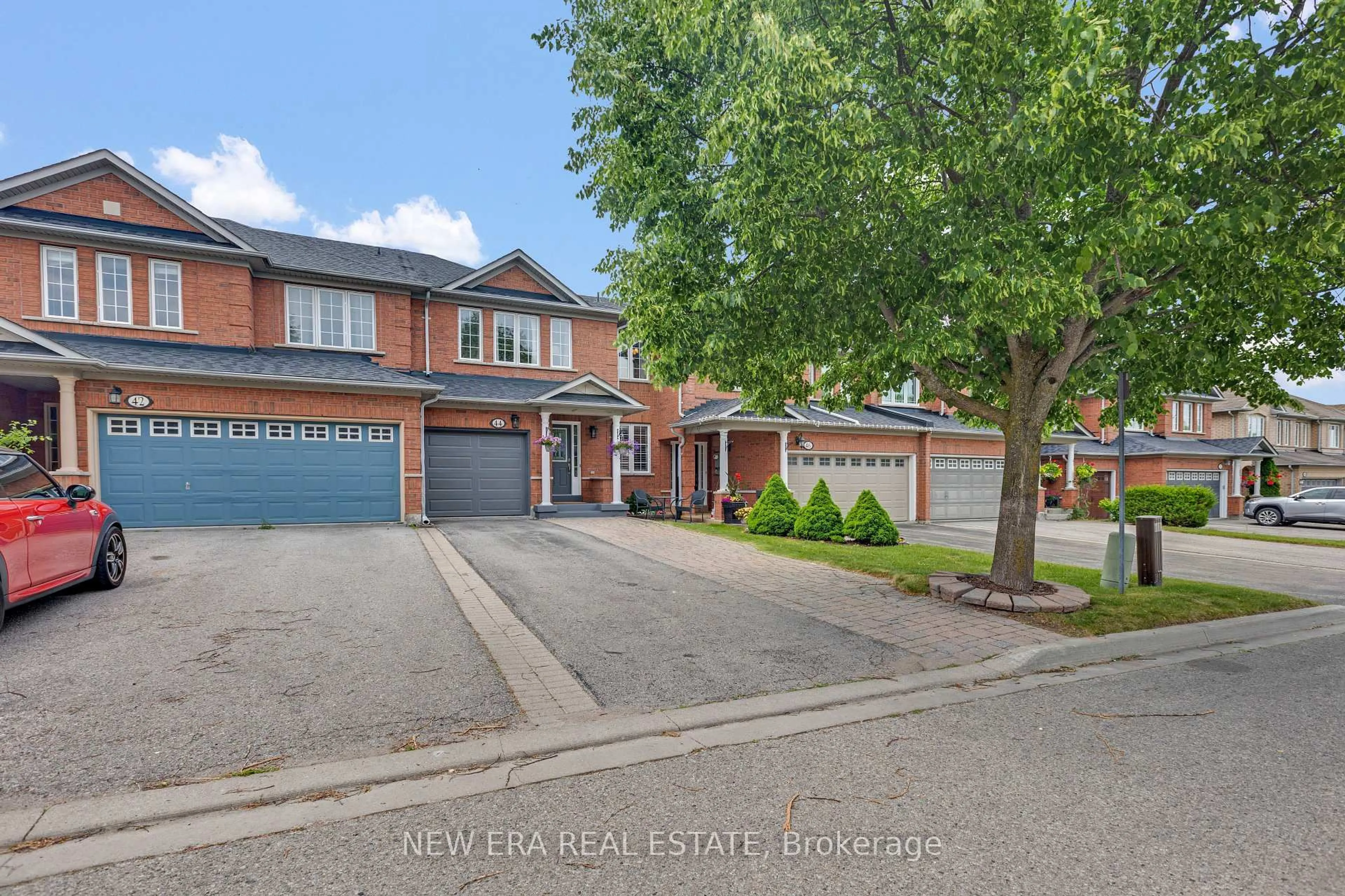 A pic from outside/outdoor area/front of a property/back of a property/a pic from drone, street for 44 Millcliff Circ, Aurora Ontario L4G 7N7