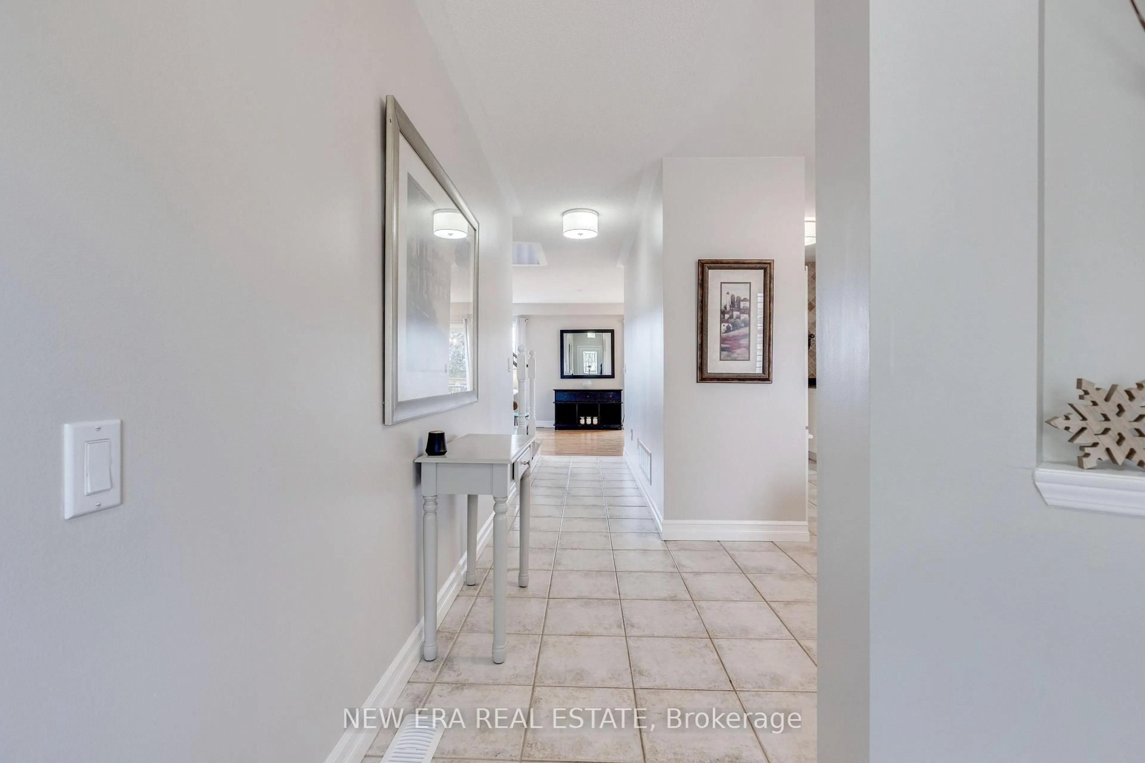 Indoor entryway for 44 Millcliff Circ, Aurora Ontario L4G 7N7