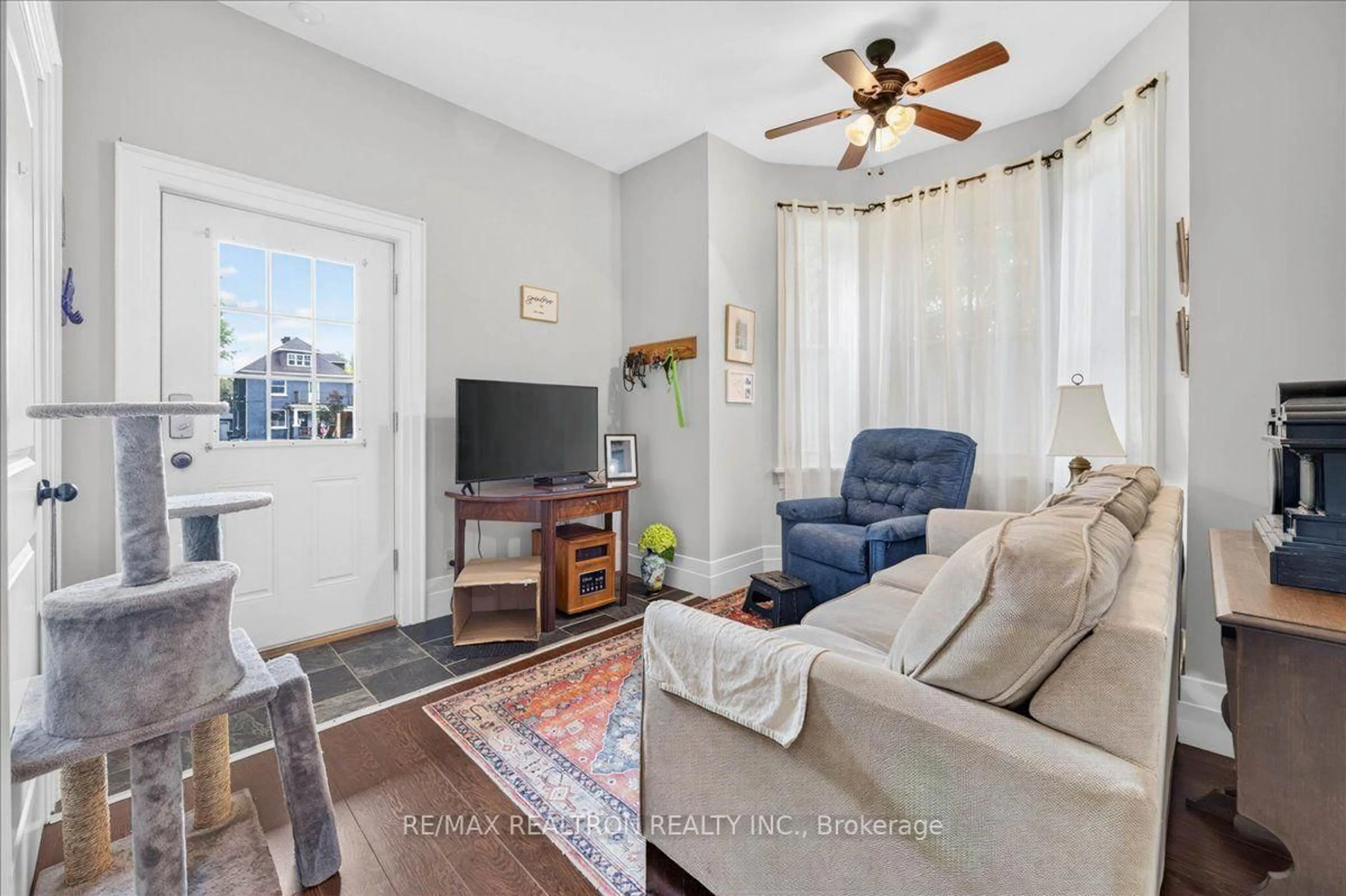 Living room with furniture, unknown for 100 Victoria St, New Tecumseth Ontario L9R 1L1