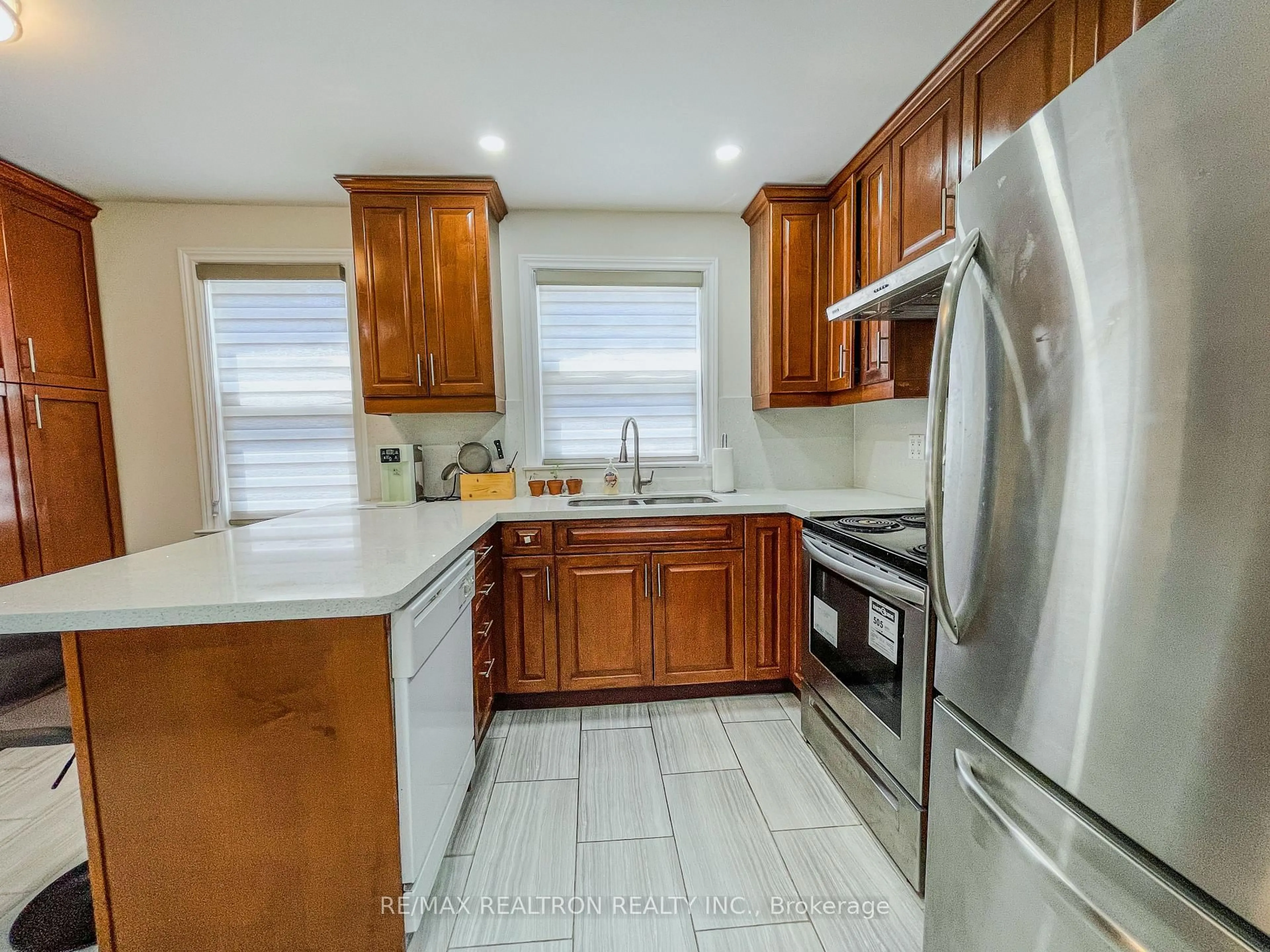Standard kitchen, ceramic/tile floor for 52 Glen Cameron Rd, Markham Ontario L3T 1P6
