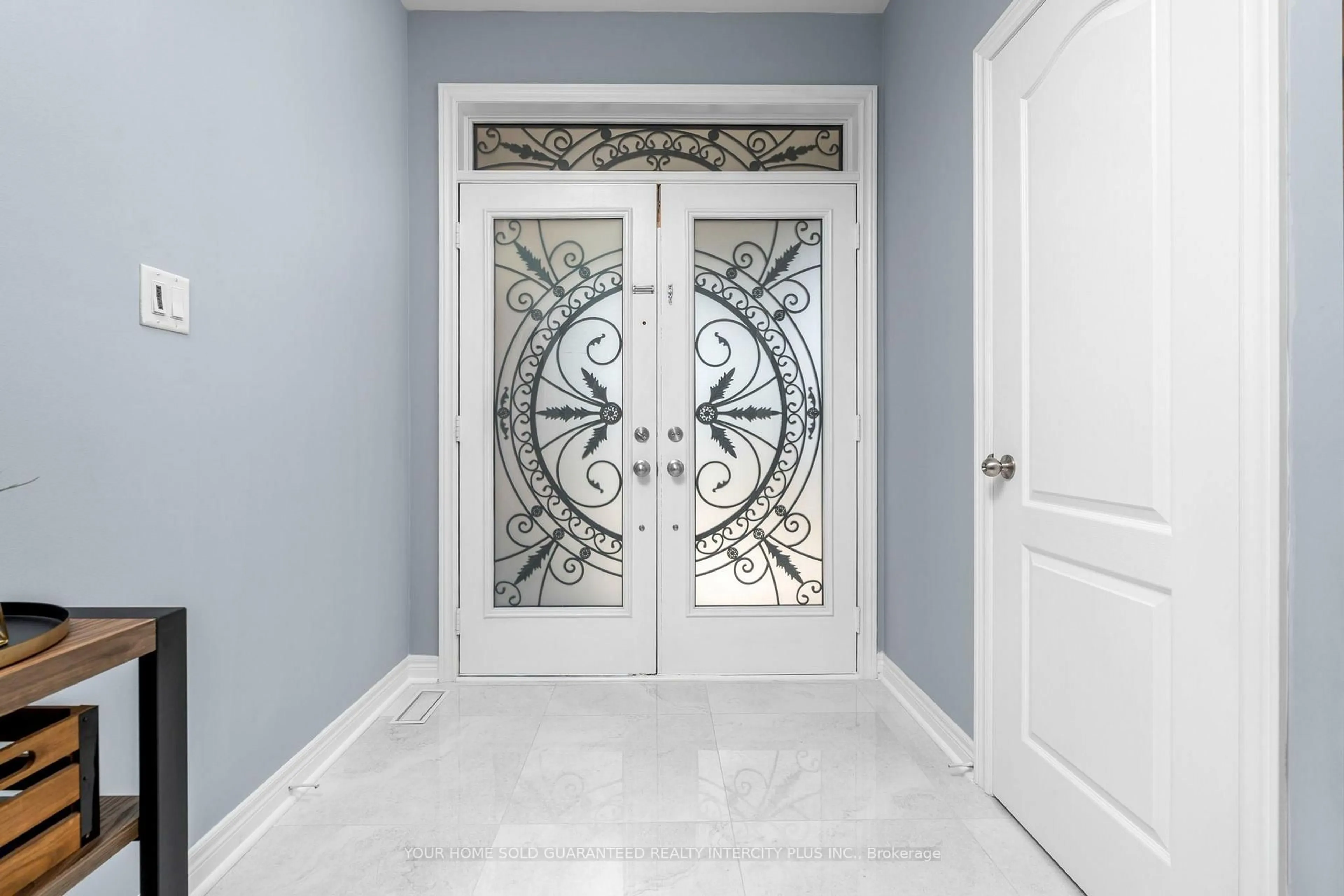 Indoor entryway for 239 Summerlyn Tr, Bradford West Gwillimbury Ontario L3Z 0H8