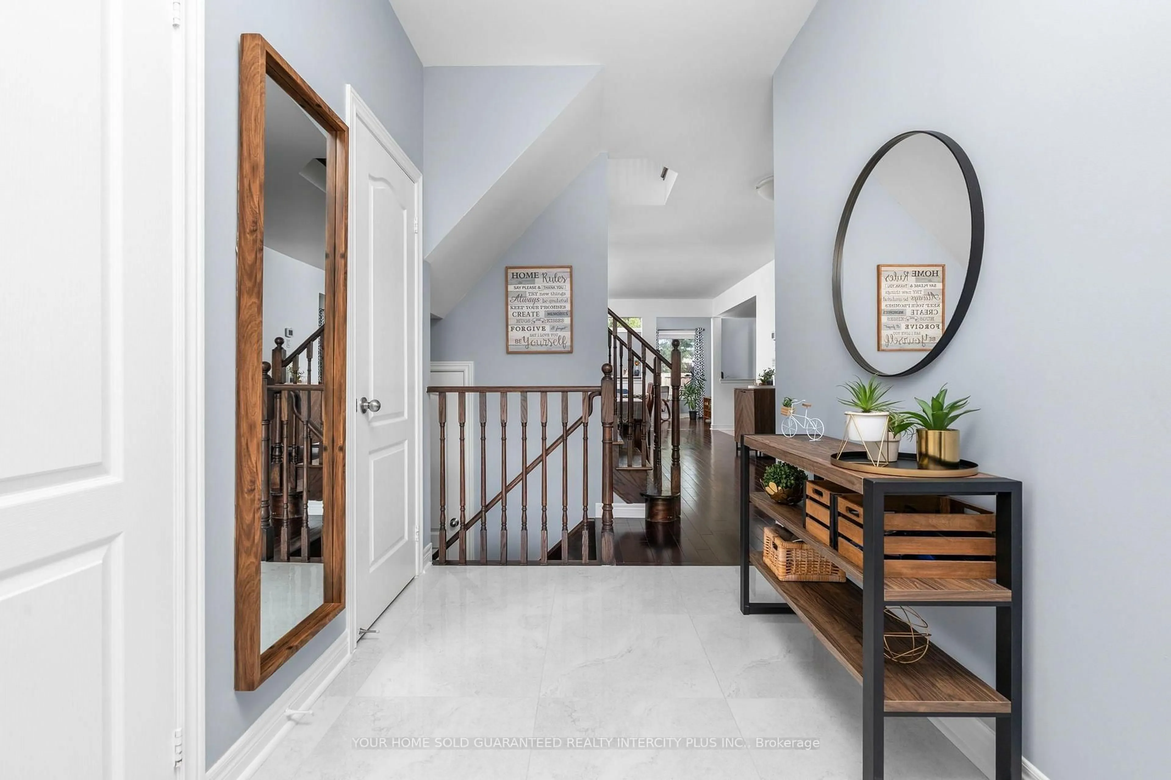 Indoor entryway for 239 Summerlyn Tr, Bradford West Gwillimbury Ontario L3Z 0H8