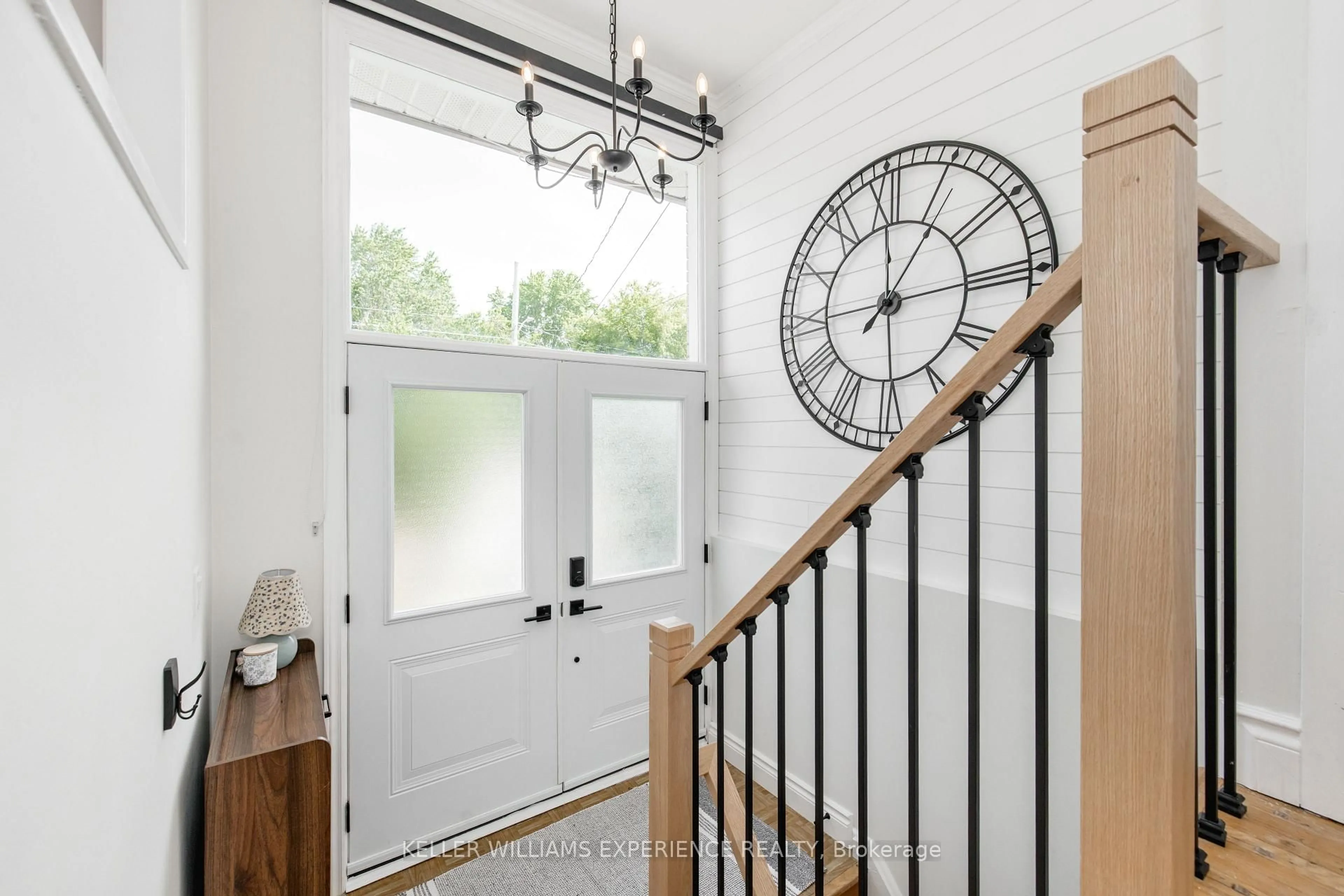 Indoor entryway for 94 Back St, Bradford West Gwillimbury Ontario L3Z 1W7